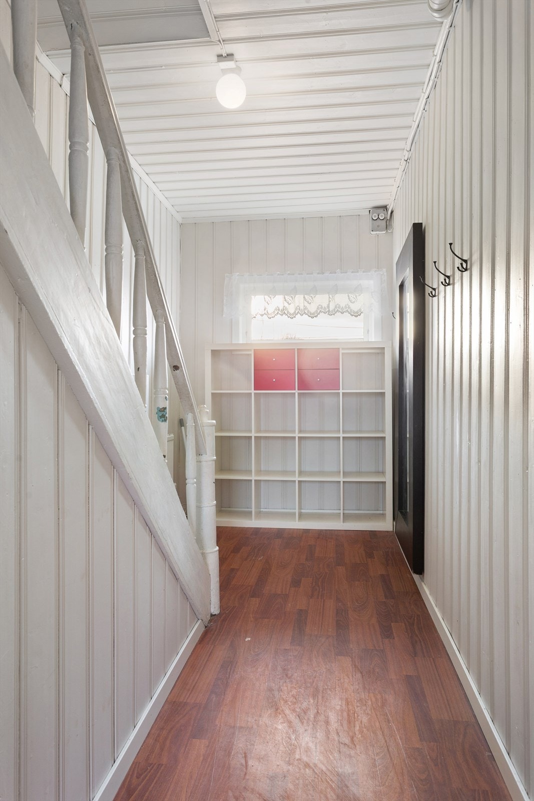 Den malte tretrappen leder opp til gangen i andre etasje. Galleribilde