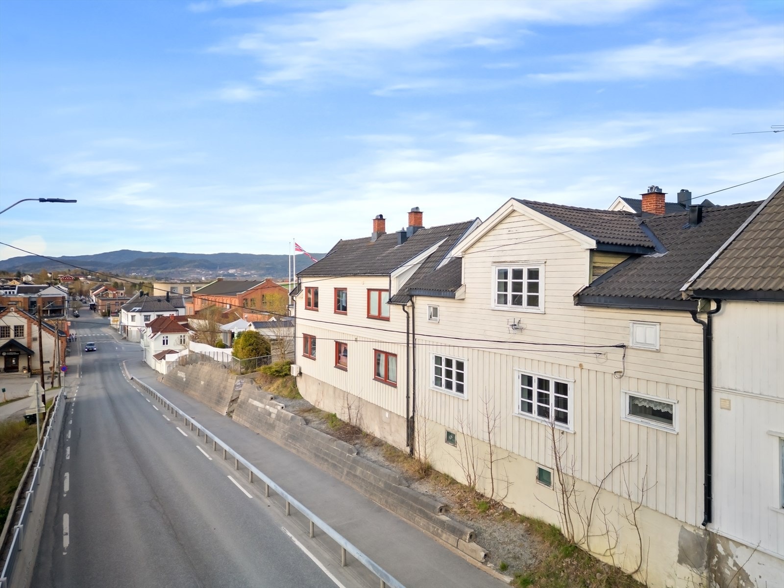 Boligen ligger sentralt i Vestfossen i Øvre Eiker kommune. Galleribilde