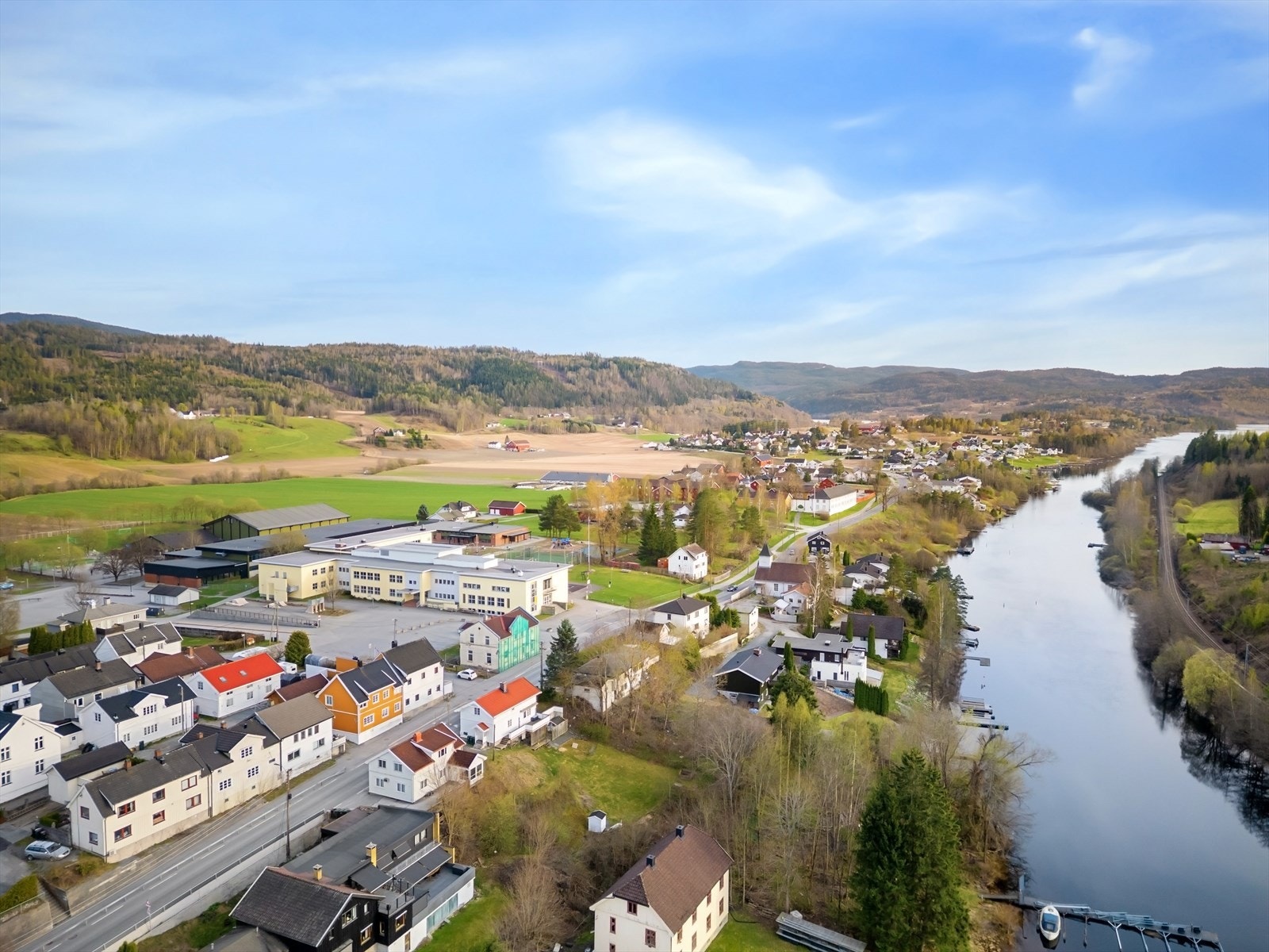 Fra eiendommen er det kun 200 meter til Vestfossen barneskole og 100 meter til ungdomsskolen. Galleribilde