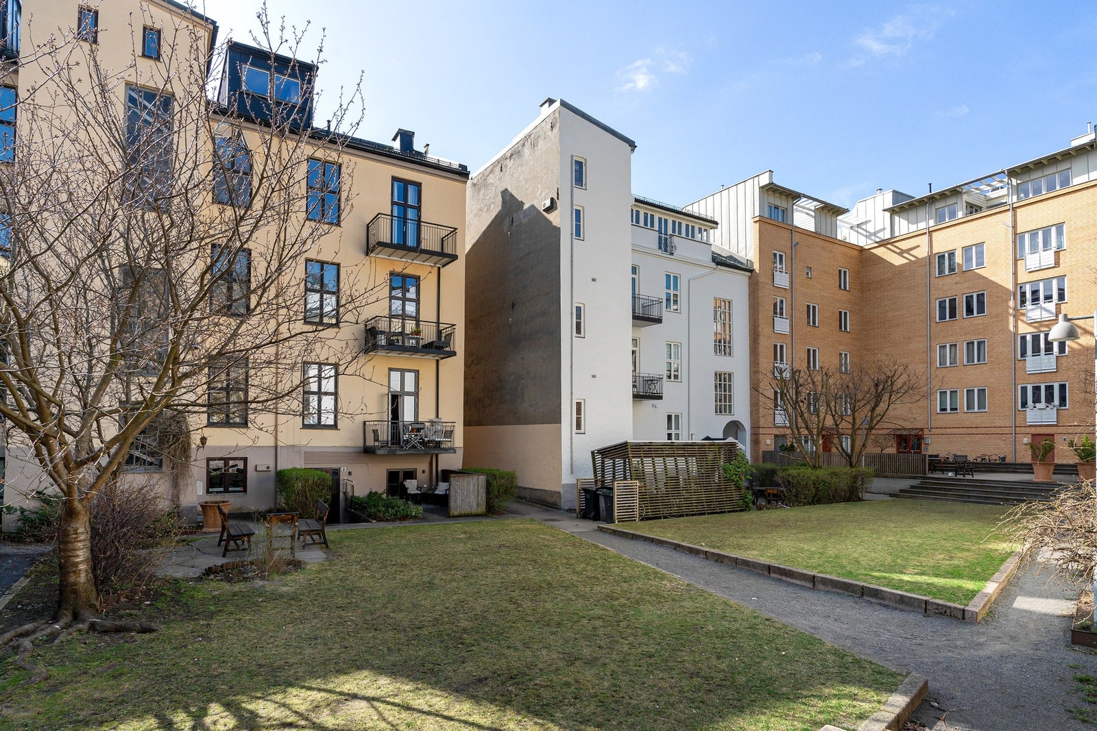 Meyerhagen er en integrert bakgård i Oslo som ligger omkranset av originale bygårder fra 1800-tallet. Kvartalet ligger på Meyerløkka i St. Hanshaugen bydel med kort vei til alle byens fasiliteter. Galleribilde