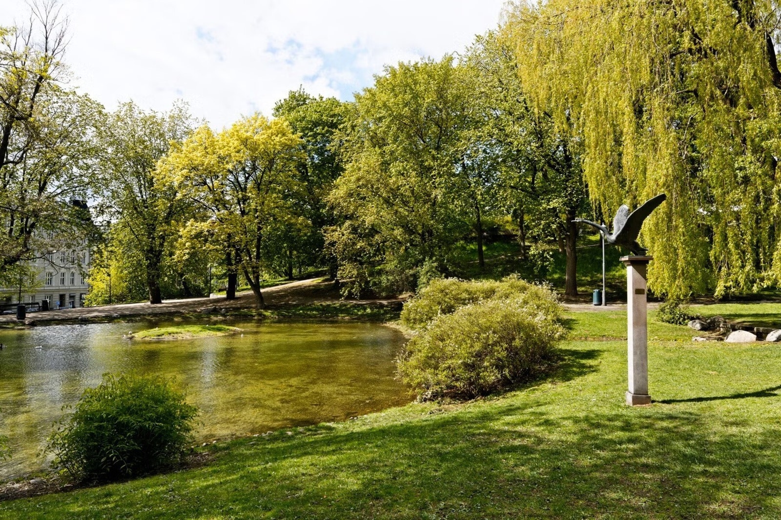 Det er flere tur- og parkområder i nærheten. St.Hanshaugen park er en av de flotteste parkene vi har i Oslo by og ligger kun få minutter unna leiligheten. Galleribilde