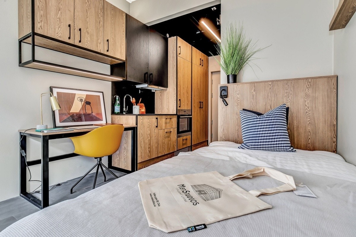 Dette er vår Classic Studio-leilighet. Her bor du komfortabelt med plassbygd seng, kjøkken og et moderne bad. Rommet har godt med oppbevaring, skap, skuffer og hyller. Galleribilde