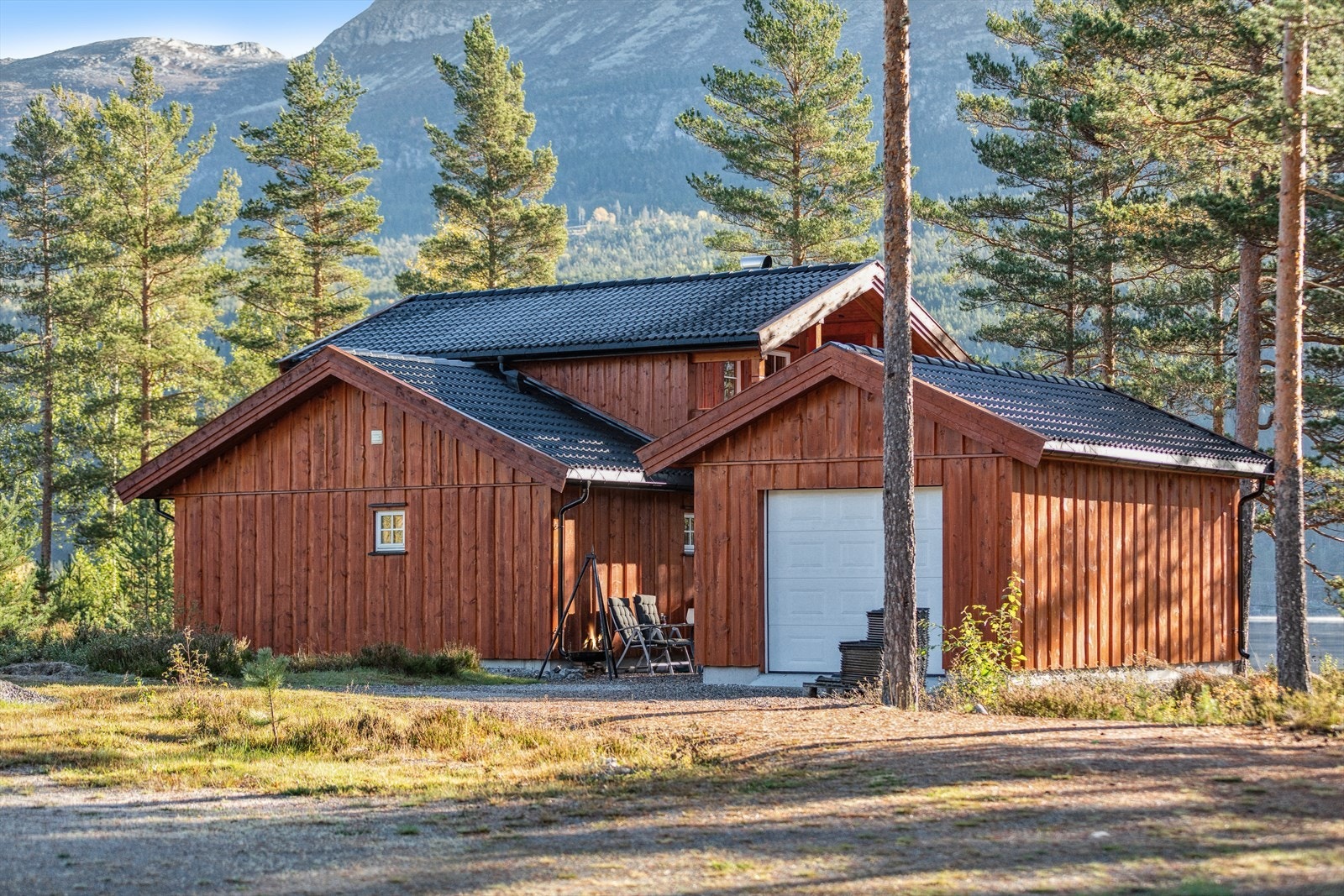 Her får du både natur og komfort! Stor garasje, solrik terrasser og god plass til både avslapning og aktivitet. Galleribilde