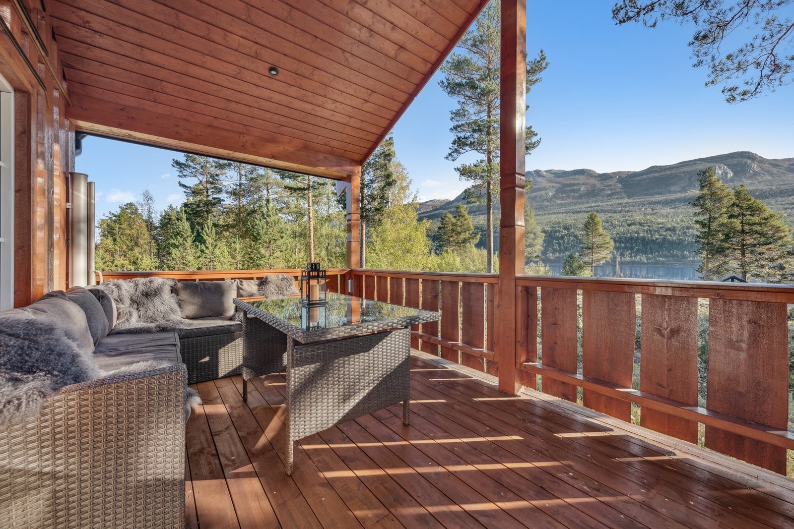 Overbygd terrasse med fantastisk utsikt over vann og fjell! Galleribilde