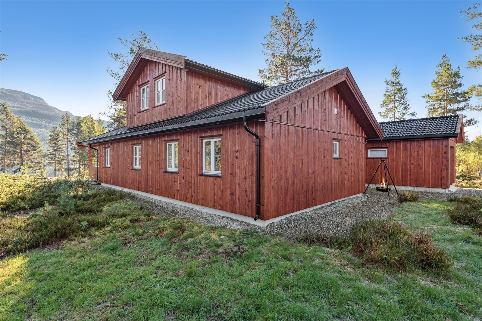 Stor eiertomt på 948 m²- naturtomt med trær, lyng, steinberg og steinlagt inngangsparti. Galleribilde