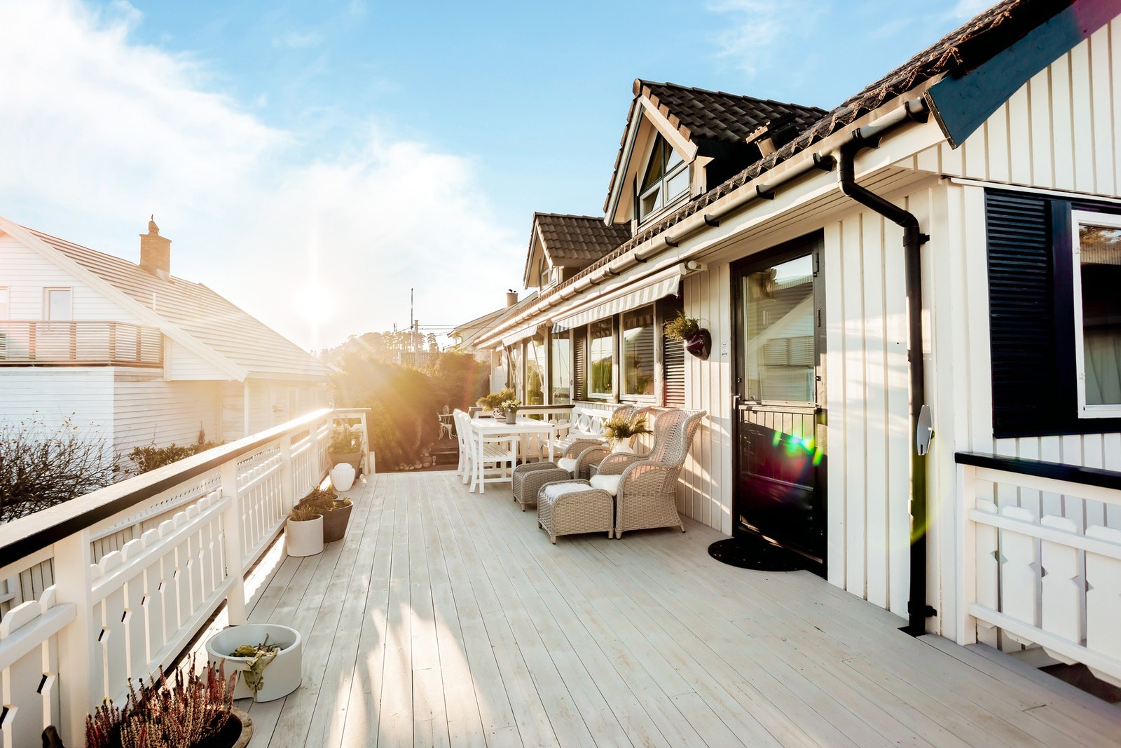 Stor, solrik terrasse som passer perfekt til å samle familie og venner! Galleribilde