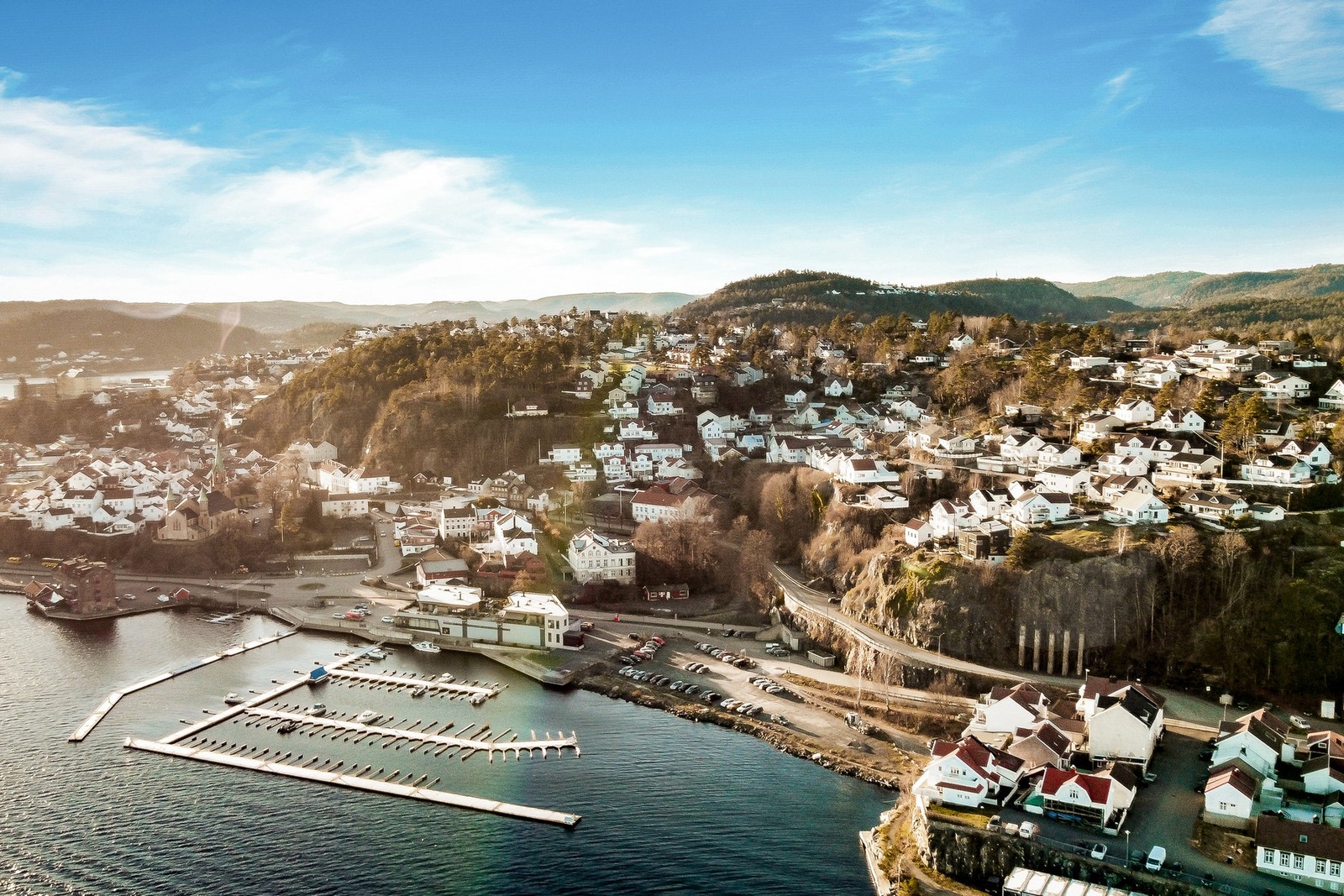 Området ligger kun en kort spasertur fra Kragerø sentrum, hvor du finner et variert utvalg av kafeer, restauranter og butikker. Galleribilde