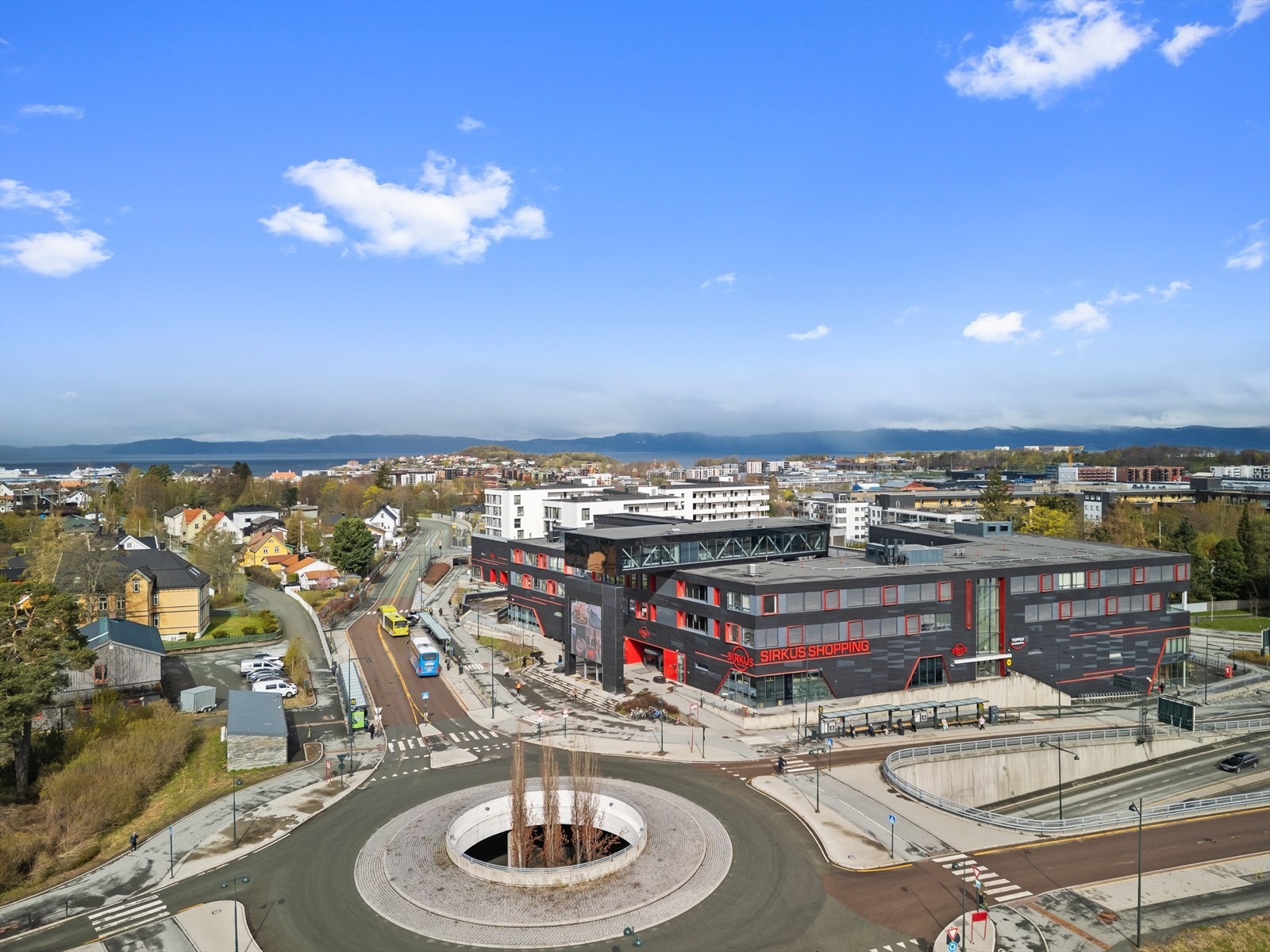 Beboerne har tilgang til mange bussruter og avganger like utenfor boligen. Galleribilde