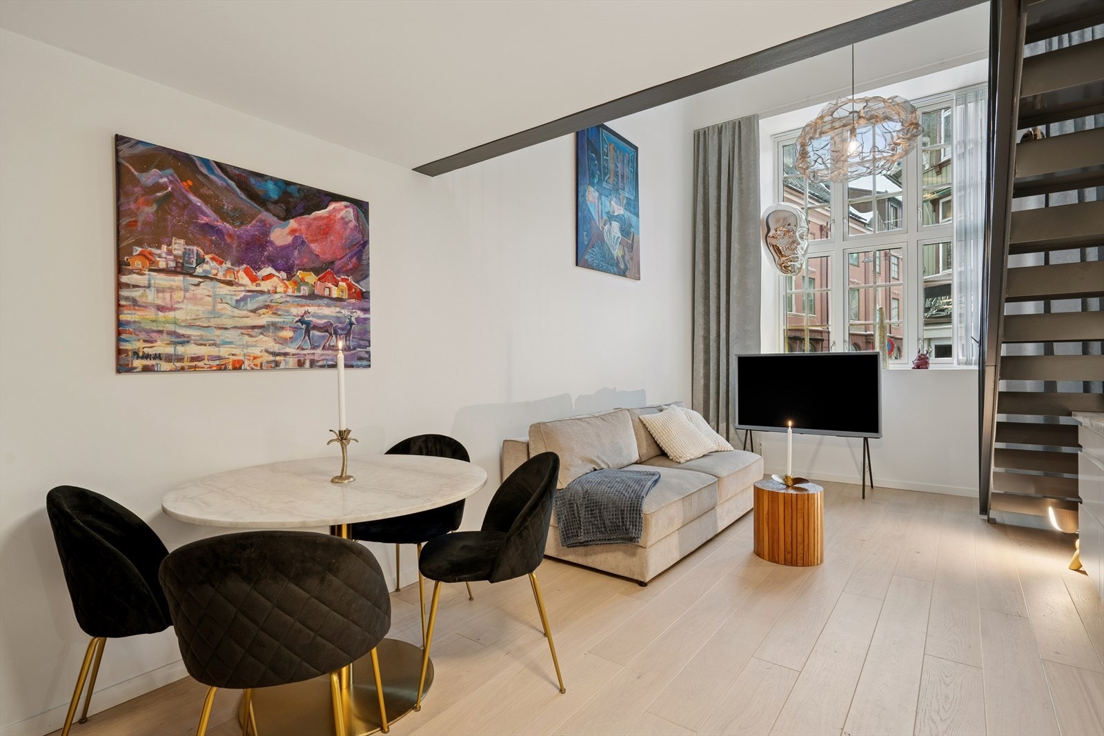 Leiligheten holder en gjennomgående, moderne standard med delikate farge- og materialvalg. Galleribilde