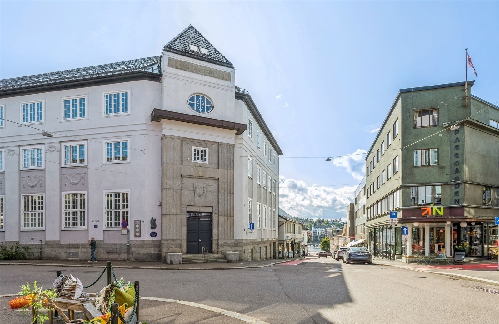 Leiligheten ligger i et av Tønsbergs flotteste og mest historiske bygg. Ekstra store vinduer på leilighetene i 1. etg. gir særegent preg. Galleribilde