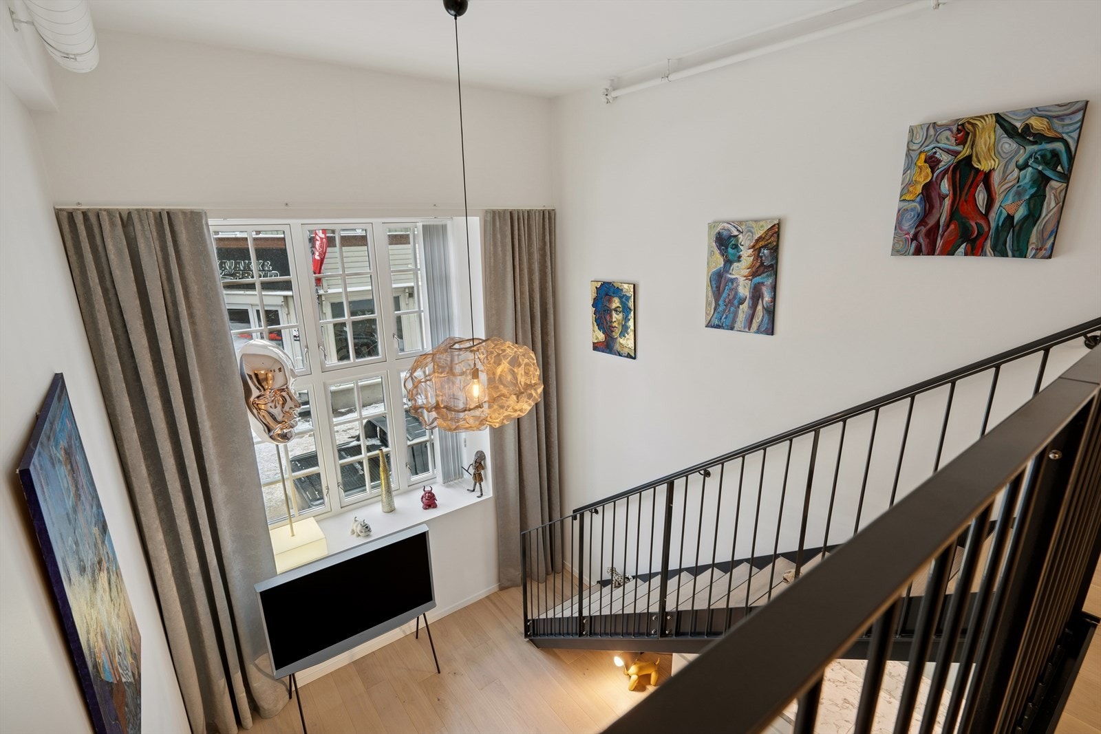 Spesielt for leiligheten er taklandskapet og de store vinduspostene som gir flott utsyn mot bytaket i sentrum. Taket måler på det høyeste hele 4,62 m (!). Galleribilde