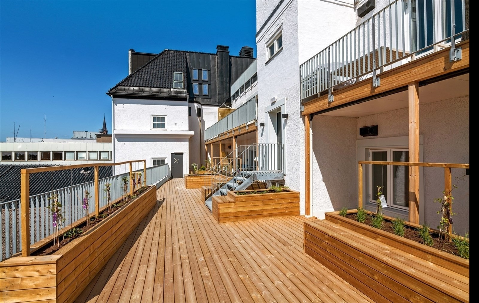 Sameiet har en flott felles terrasse med beplanting og gode solforhold. Galleribilde