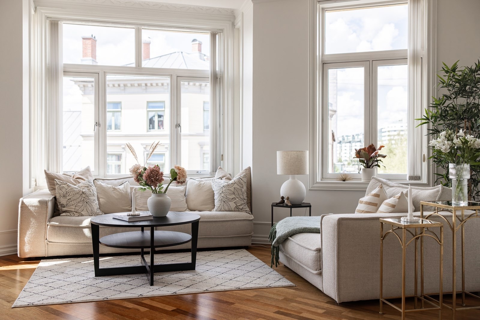 Velegnet plass til sofagruppe ved vindusrekke. Galleribilde