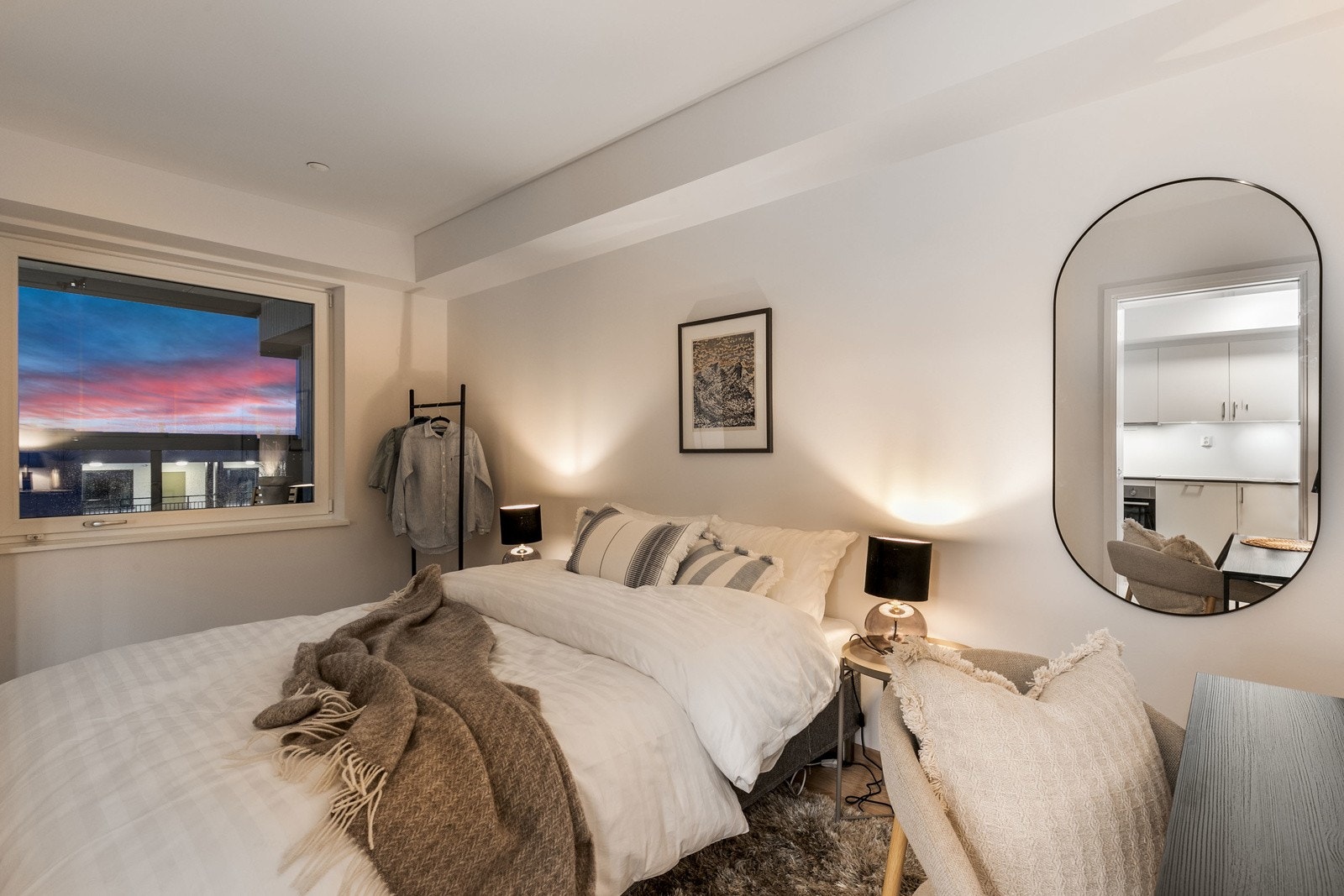 Lyst og innbydende soverom med god plass til en dobbeltseng. Galleribilde