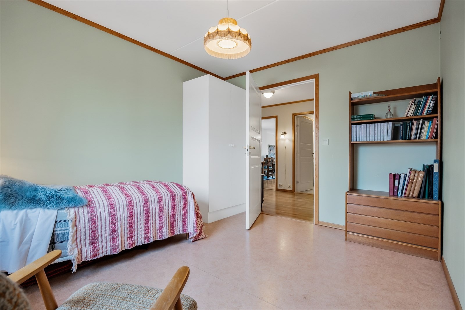 Det er garderobeskap også på dette soverommet Galleribilde