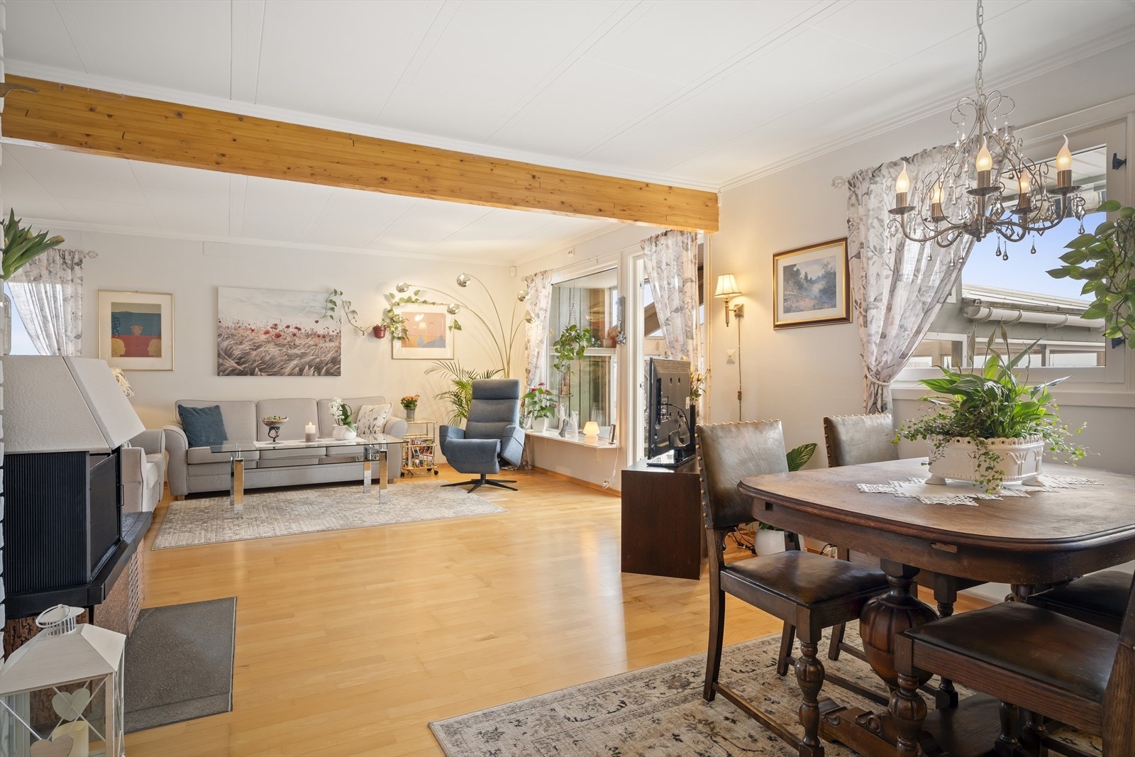 Romslig løsning med stue og spisestue Galleribilde