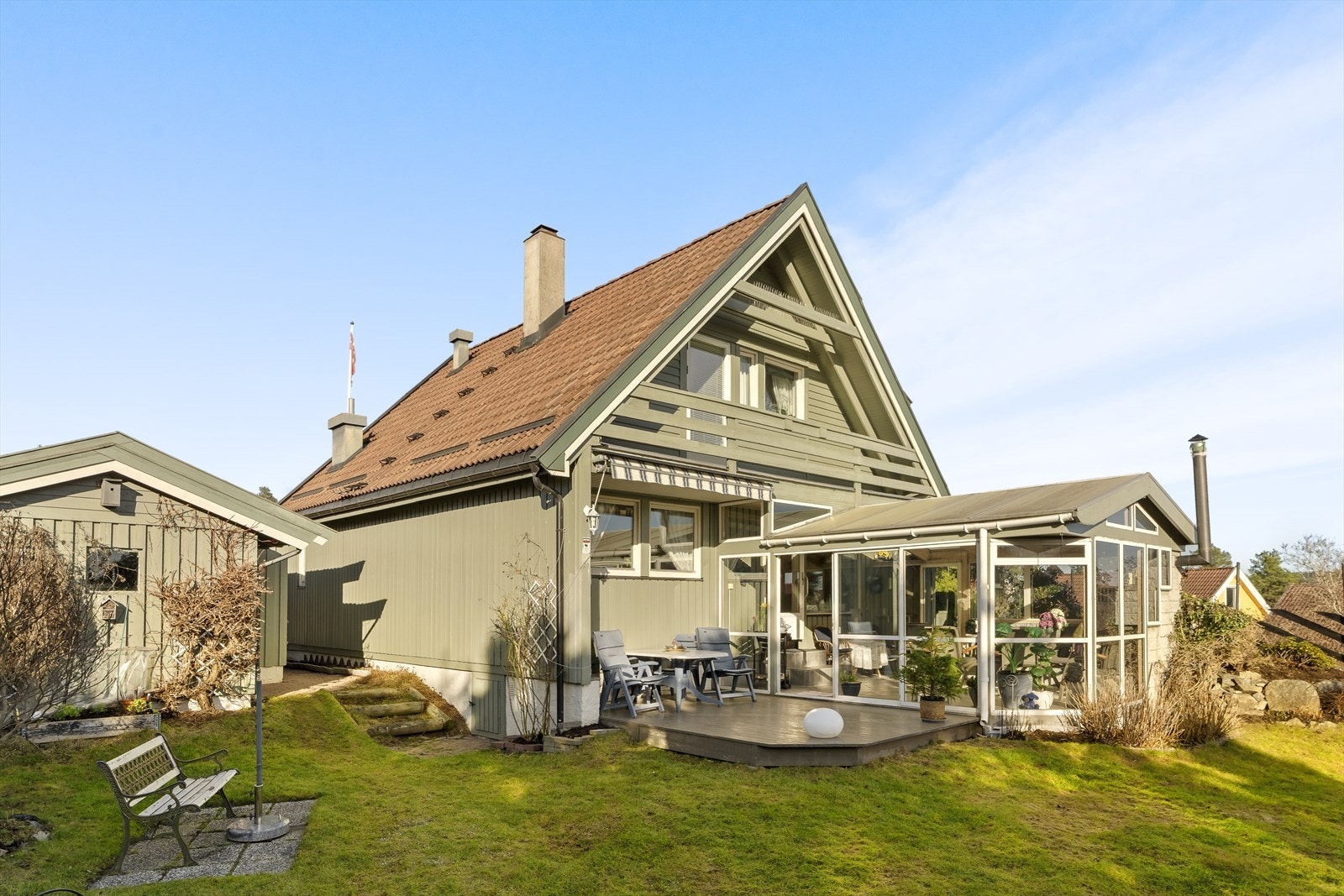 Barnevennlig hage og hagestue som forlenger årstidene Galleribilde