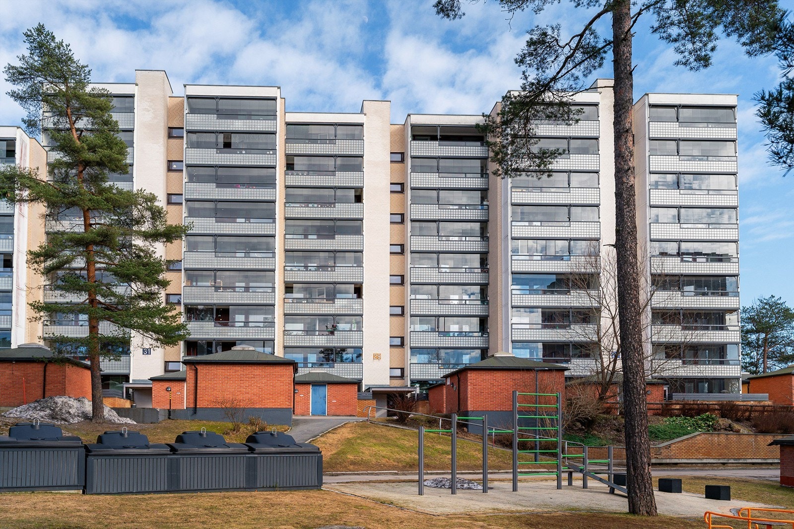 Borettslagene på Romsås har gjennomgått omfattende fasade- og områdeoppussing de senere årene, og borettslaget er å regne som skjermet, trafikksikkert og har utearealer, utsikt, sittebenker og lekeplasser. Galleribilde