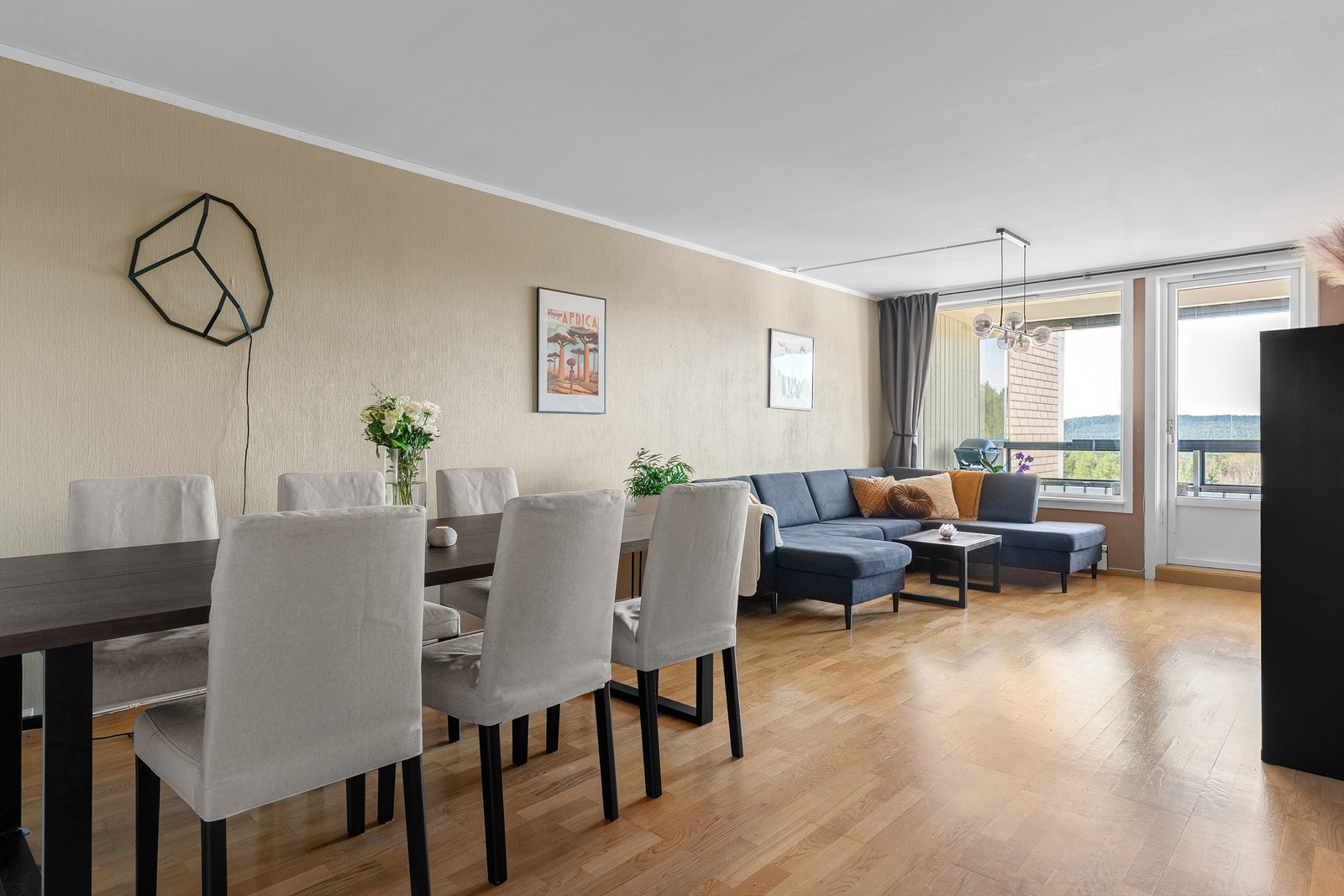Stuen er av god størrelse med rikelig plass til møblering av både sofa- og spisegruppe. Galleribilde