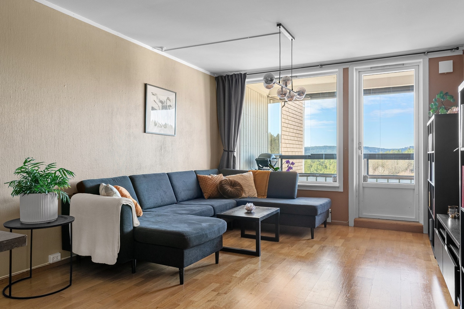 Leiligheten har gjennomgående parkettgulv og malte, slette flater. Galleribilde