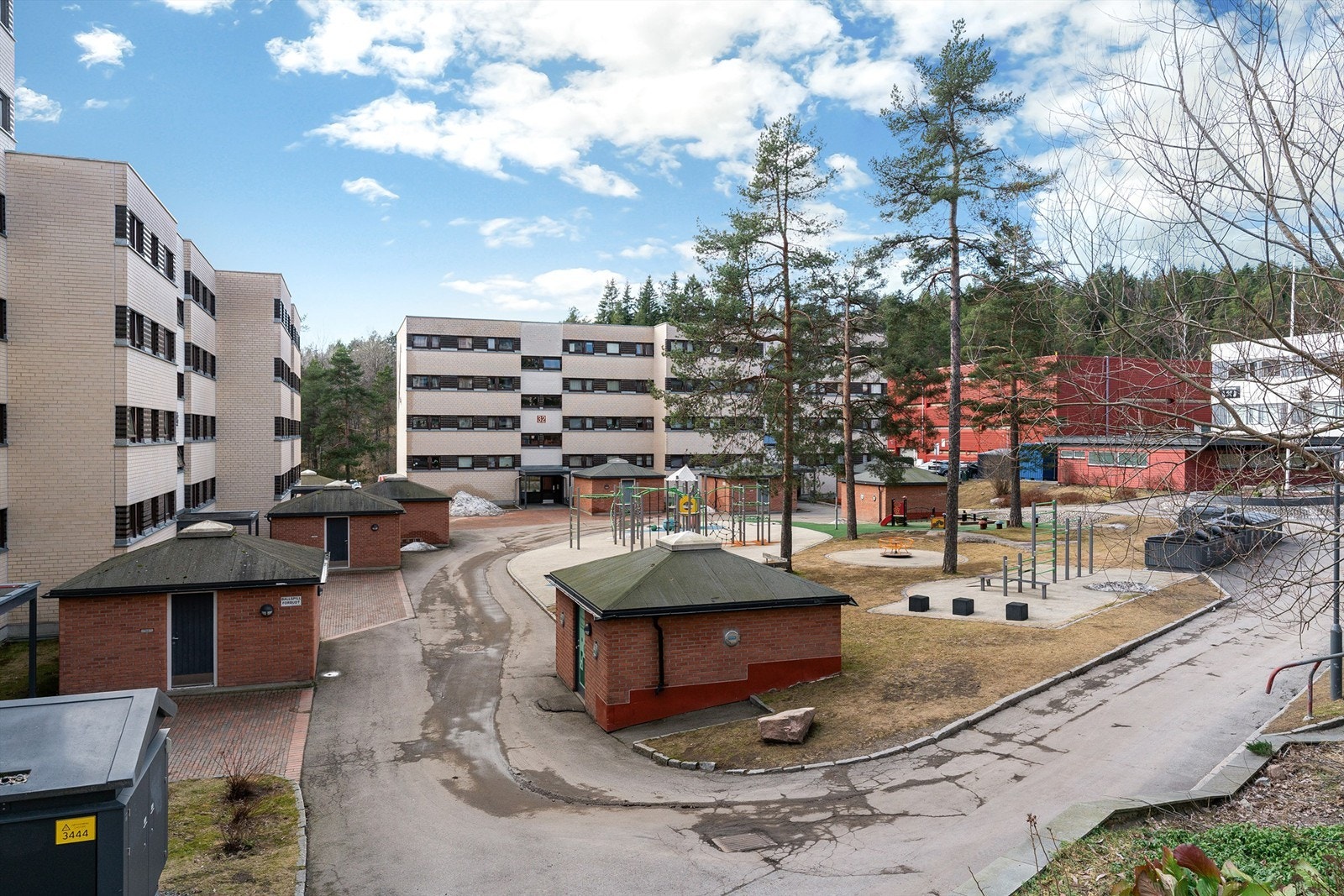Leiligheten ligger i et etablert og meget barnevennlig boligområde på Romsås i Oslo i Ravnkollen borettslag. Galleribilde