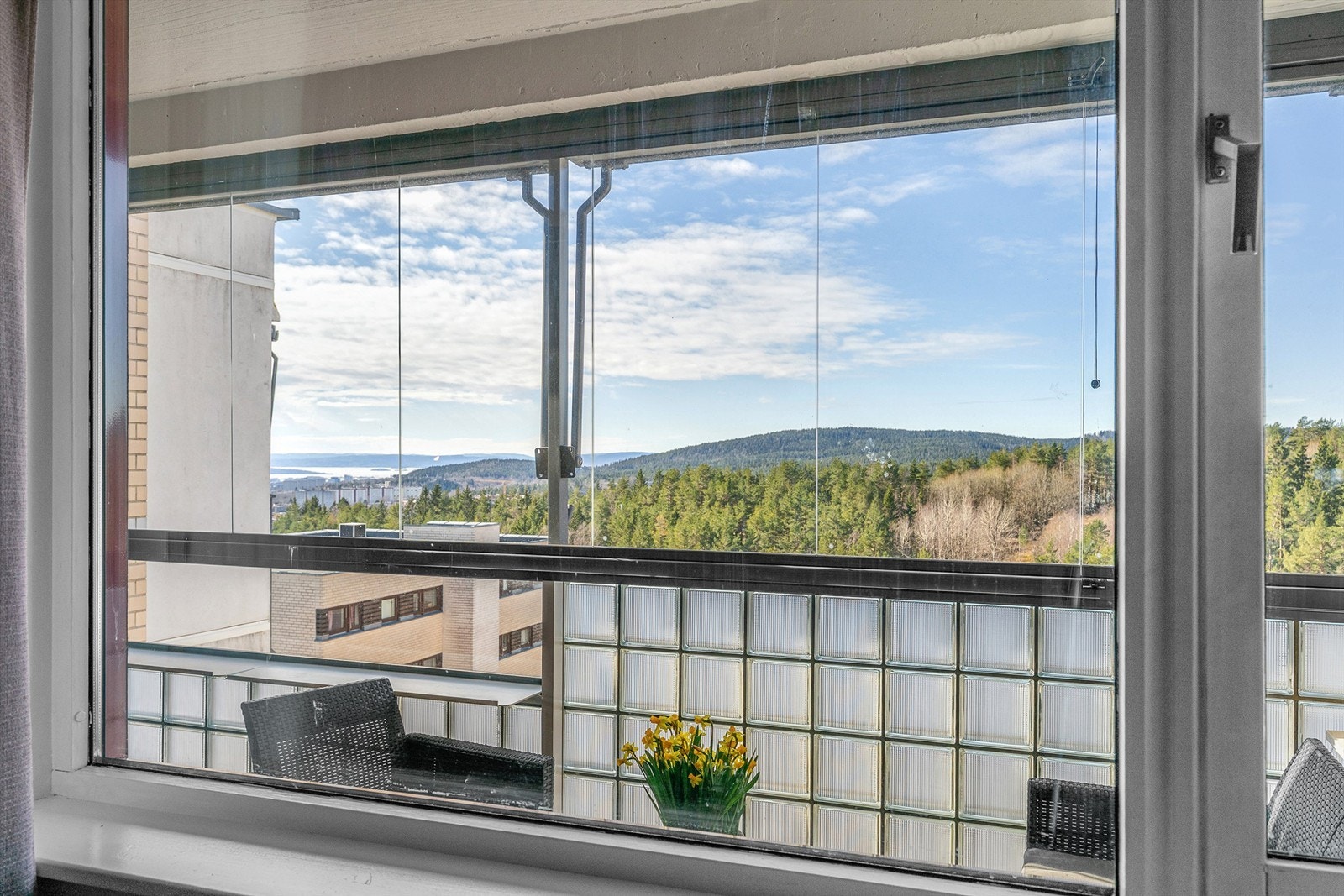 De store vindusflatene og gjennomgående planløsning gir godt med naturlig lys inn i boligen. Galleribilde