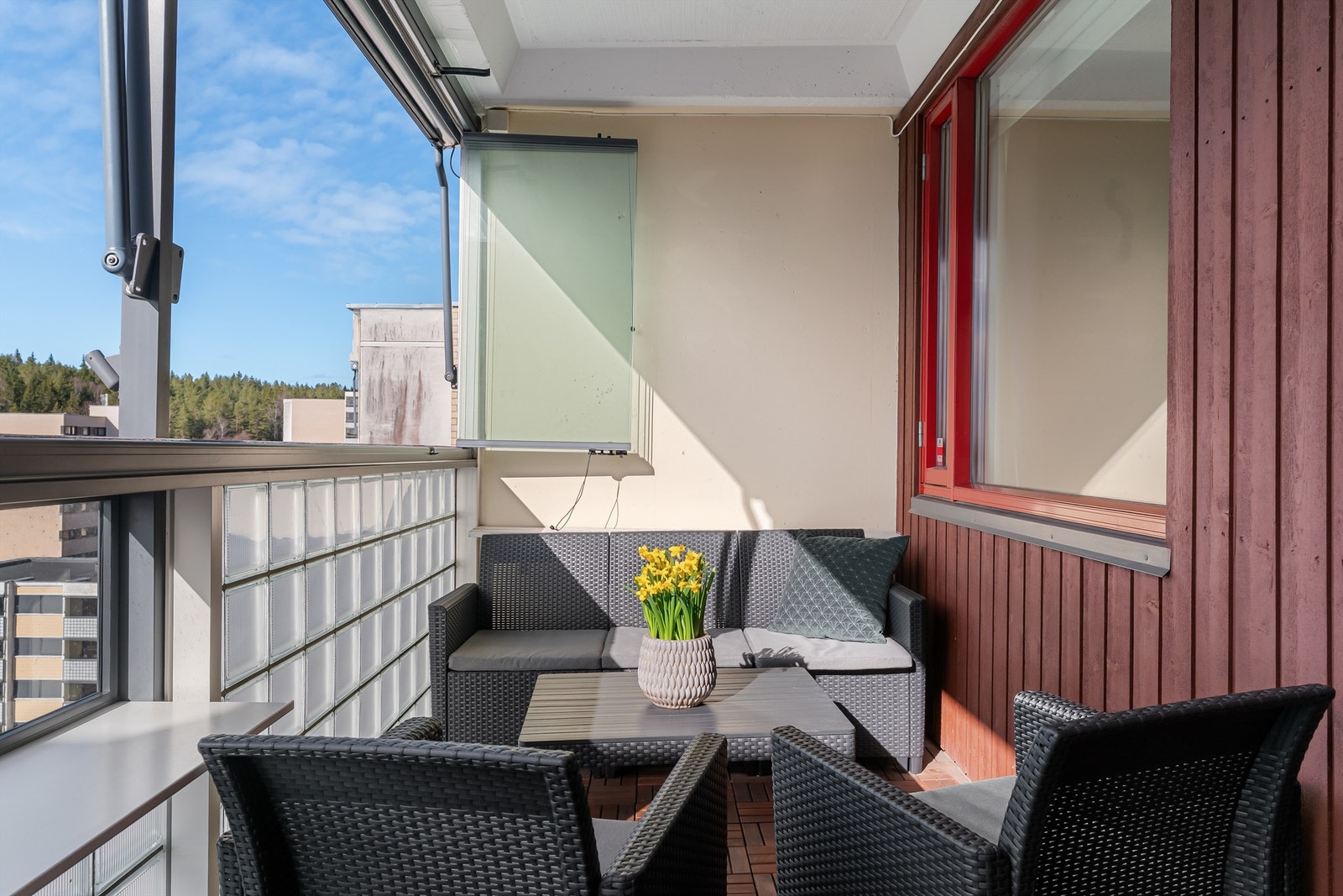 Den vestvendte balkongen på ca. 11 m² er innglasset, noe som gjør den til et anvendelig uterom fra tidlig vår til sen høst. Galleribilde