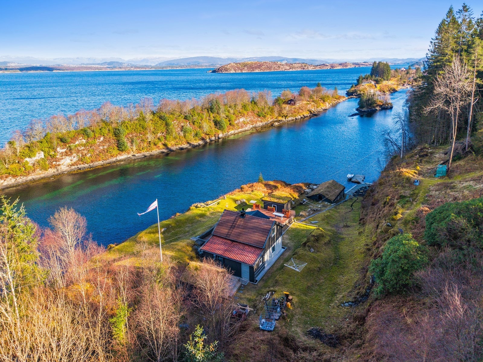 Tomten er stor og har flott naturhage som følger terrenget og gode solforhold på sommerstid. Galleribilde