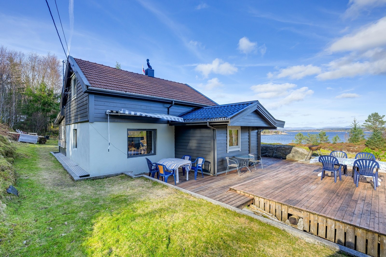 Eiendommen har store terrassearealer med både flott utsikt og gode solforhold. Galleribilde