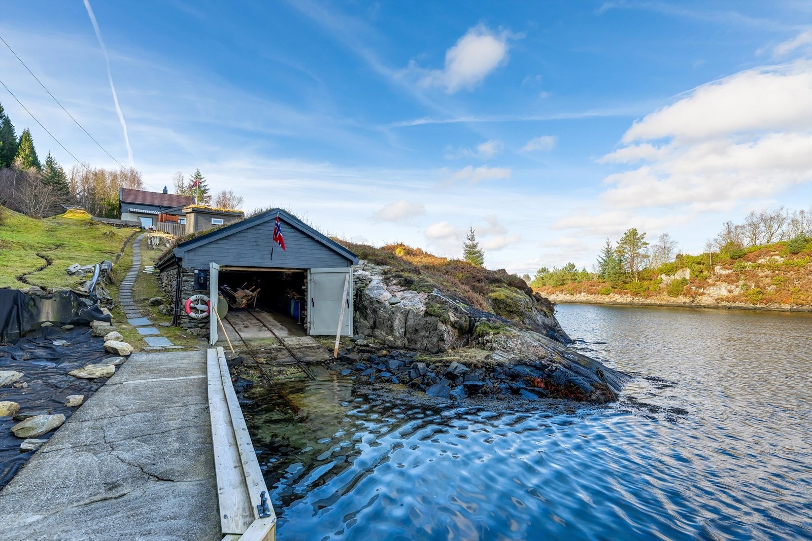 God plass for båt og fiskeutstyr i naustet. Her er det også båtopptrekk for småbåt. Galleribilde
