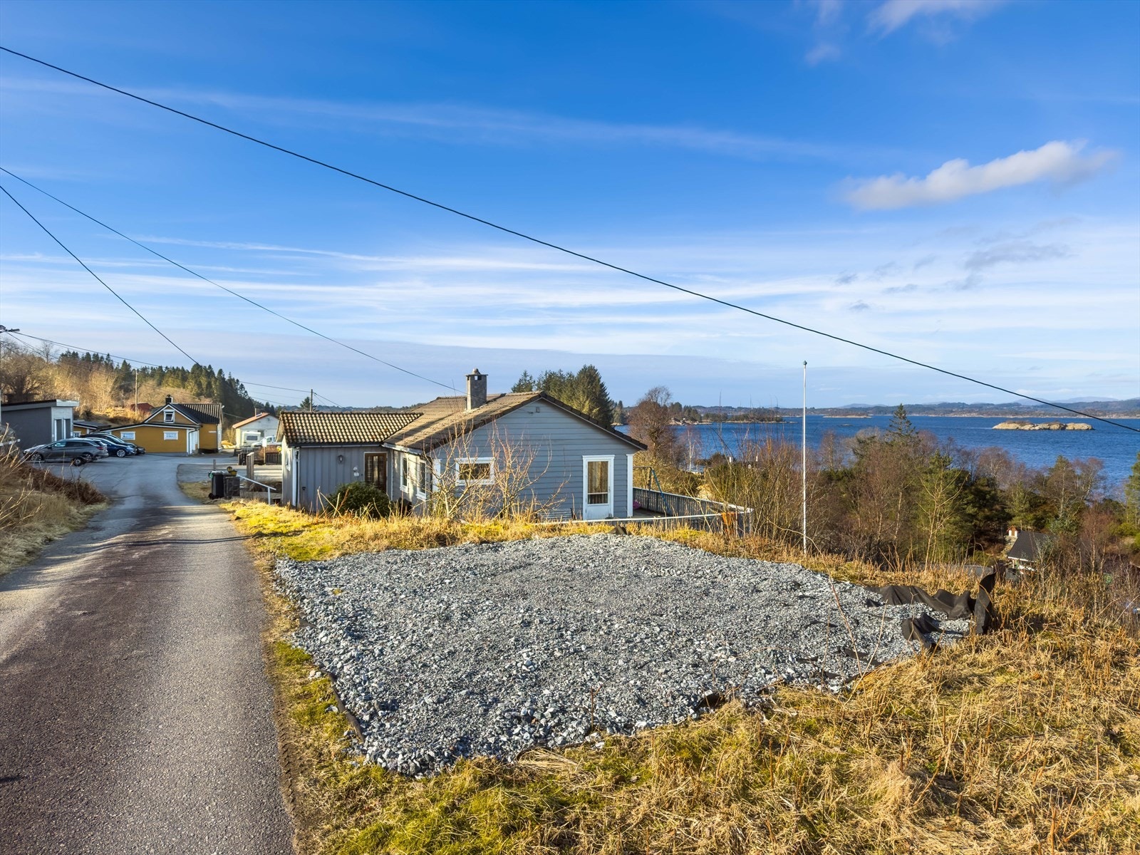 Parkeringsplass for 1 bil på enkel oppstillingsplass som leies av grunneier. Galleribilde