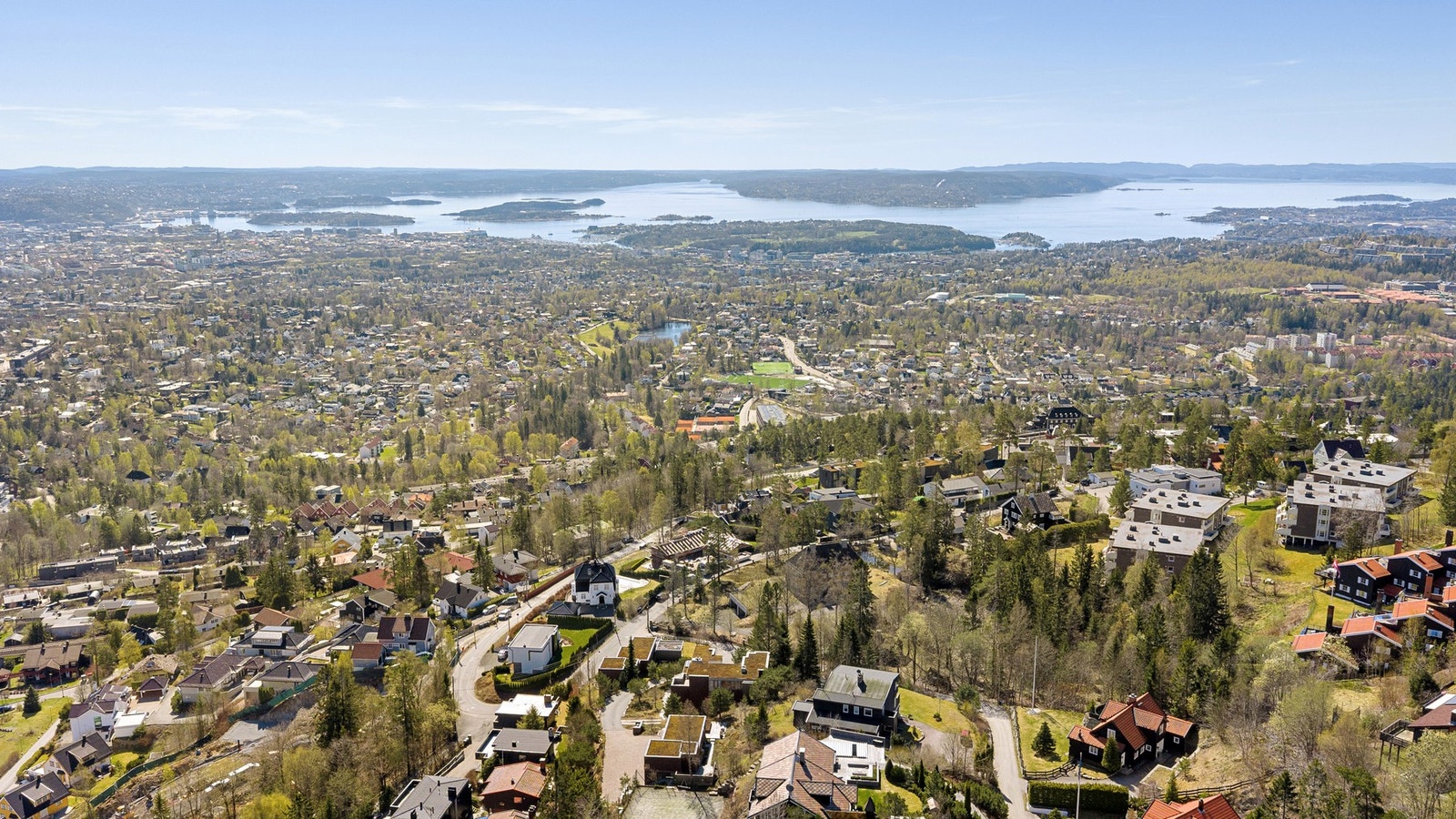 Dette er et barnevennlig og fredelig villaområde med gode oppvekstvilkår, kort gange til flotte turområder, skoler, barnehager, dagligvarebutikk og fritidstilbud m.m. Galleribilde