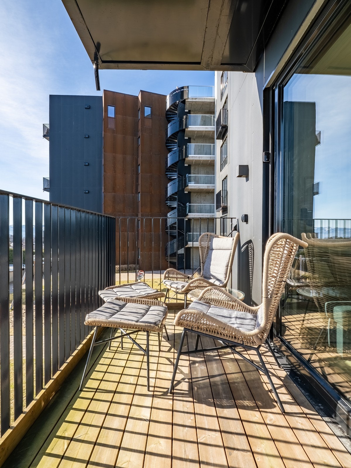 Fra stuen er det utgang til en romslig balkong på 6 m² via en heve-skyvedør. Gulvet er av impregnert tre. Galleribilde