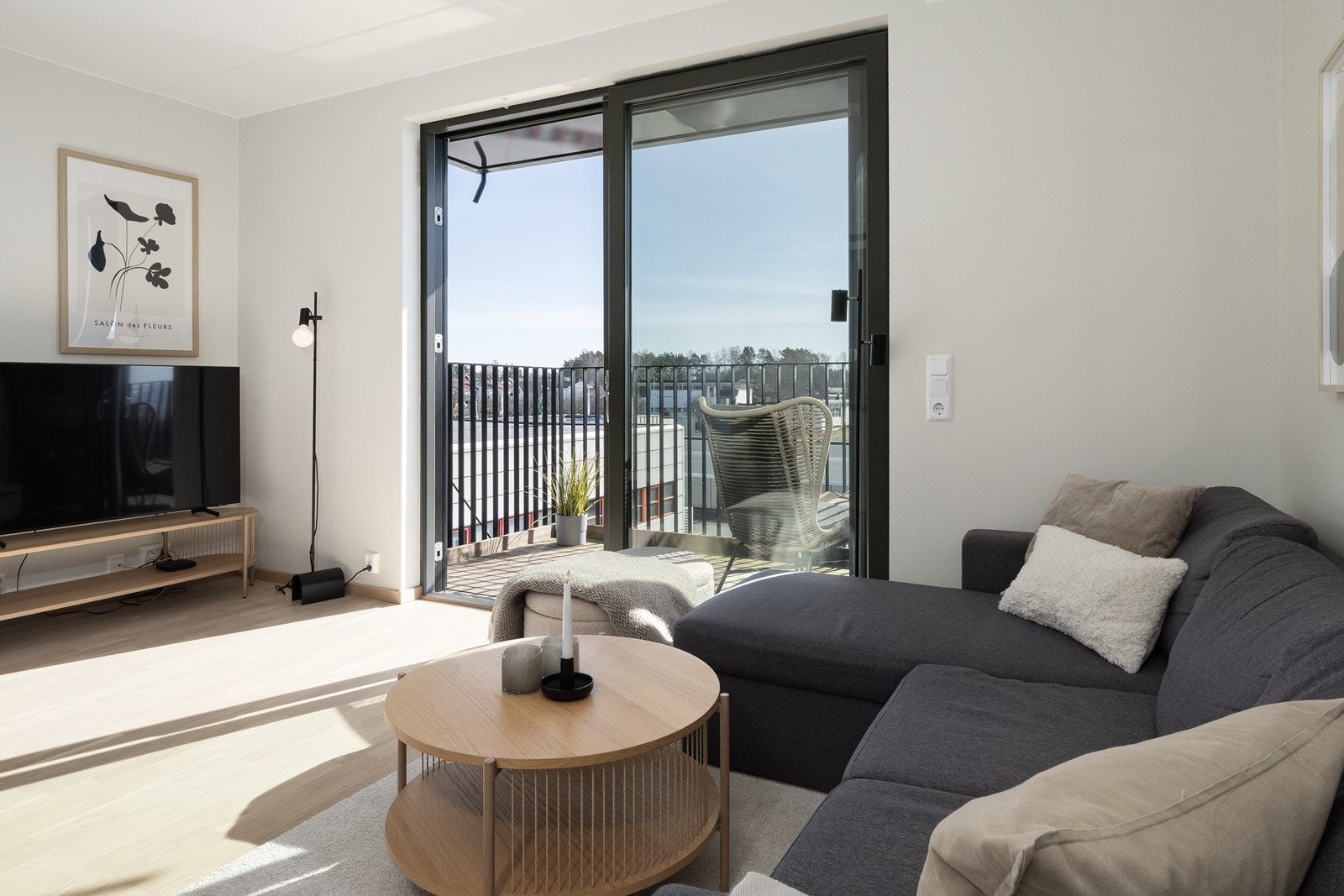 Stuen er lys og luftig, med en stor heve-skyvedør som åpner opp mot den største balkongen. Galleribilde