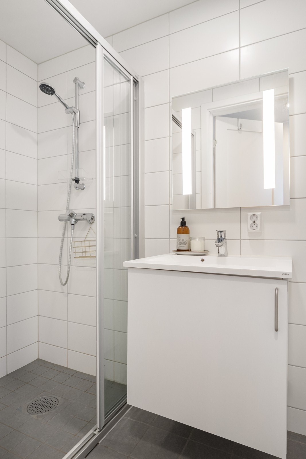 Badet er fra byggeåret 2021, med flislagte overflater, dusjhjørne og vannbåren gulvvarme. Galleribilde
