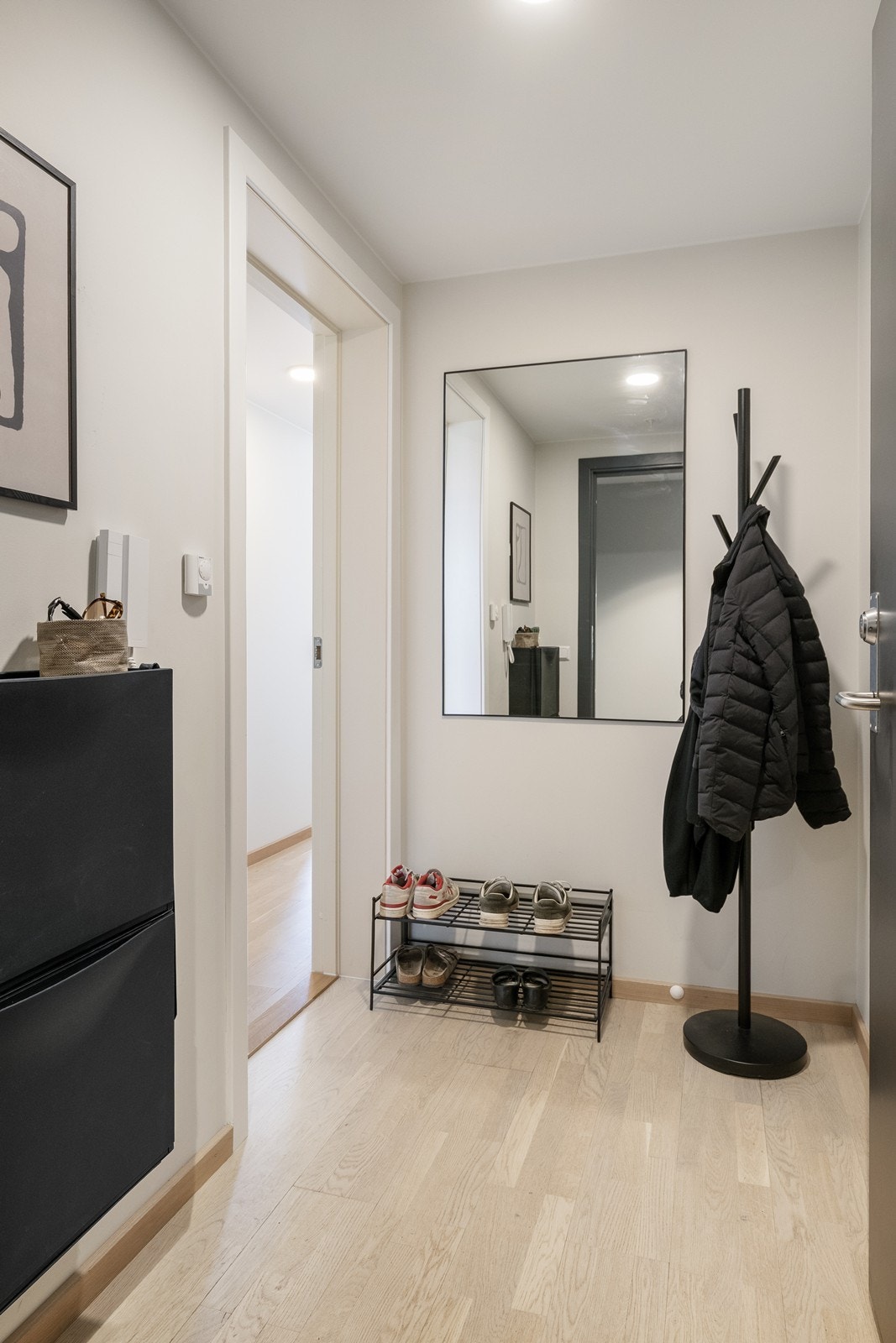 Entréen har en dør med glassfelt inn mot gangen, som gir en lys og åpen velkomst. Galleribilde