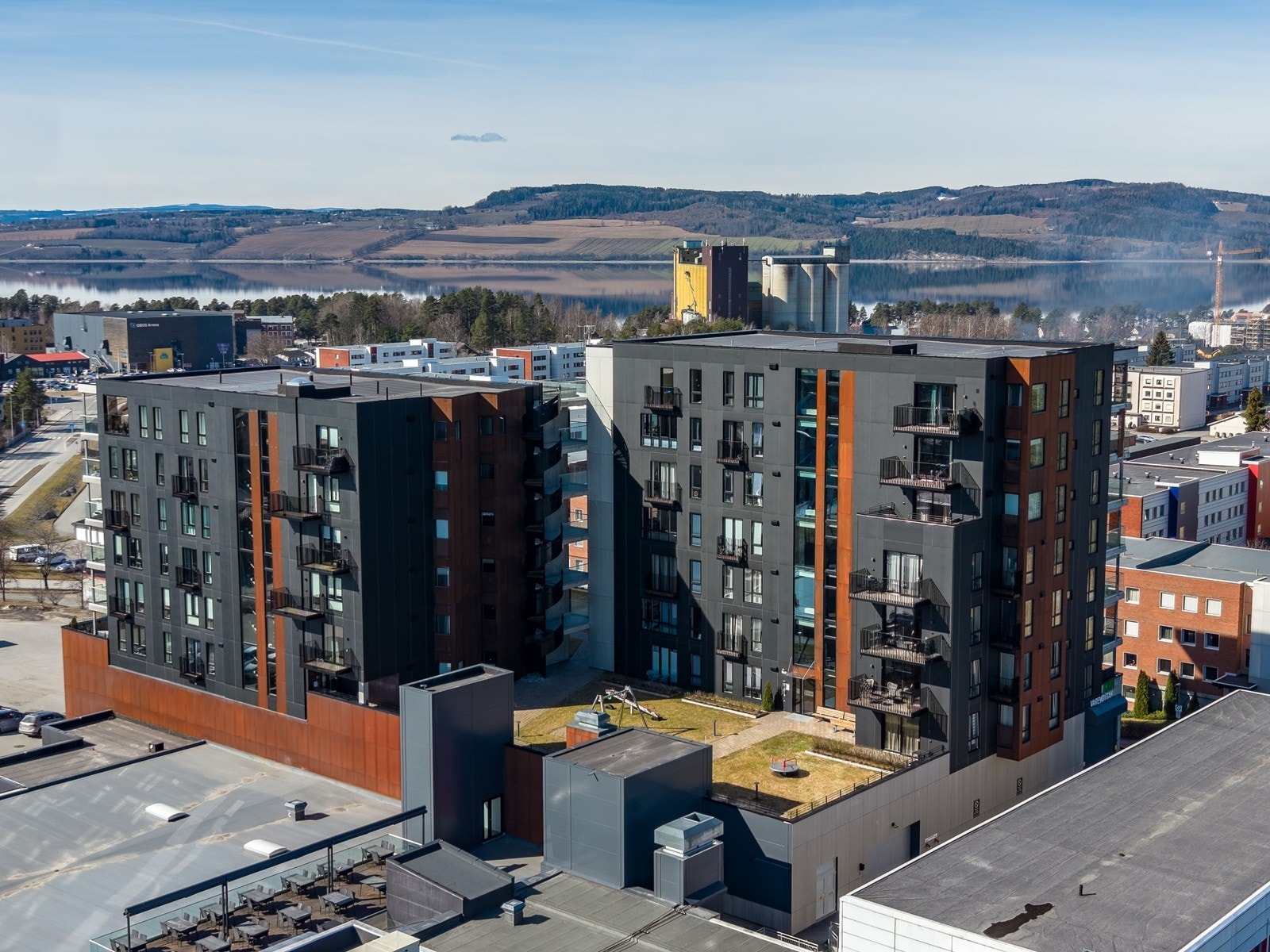 Bygningsmassen er moderne, og leiligheten ligger i fjerde etasje med god avstand til bakkeplan. Galleribilde