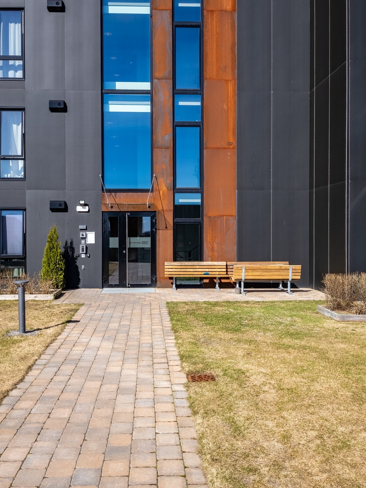Inngangspartiet til Kornsilovegen 25C er velholdt og innbydende. Galleribilde