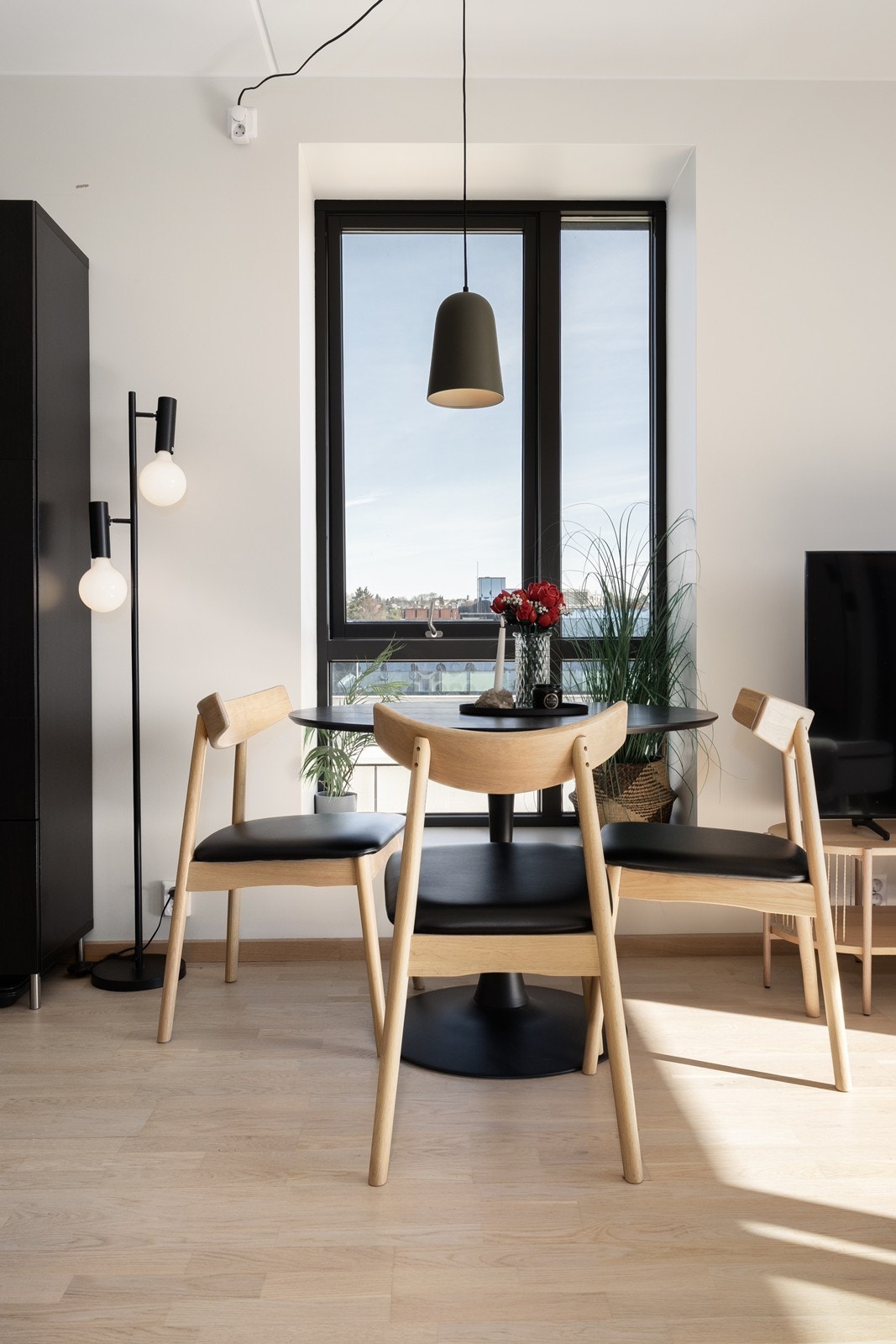 Det er god plass til en egen spiseplass i tilknytning til kjøkkenet. Galleribilde
