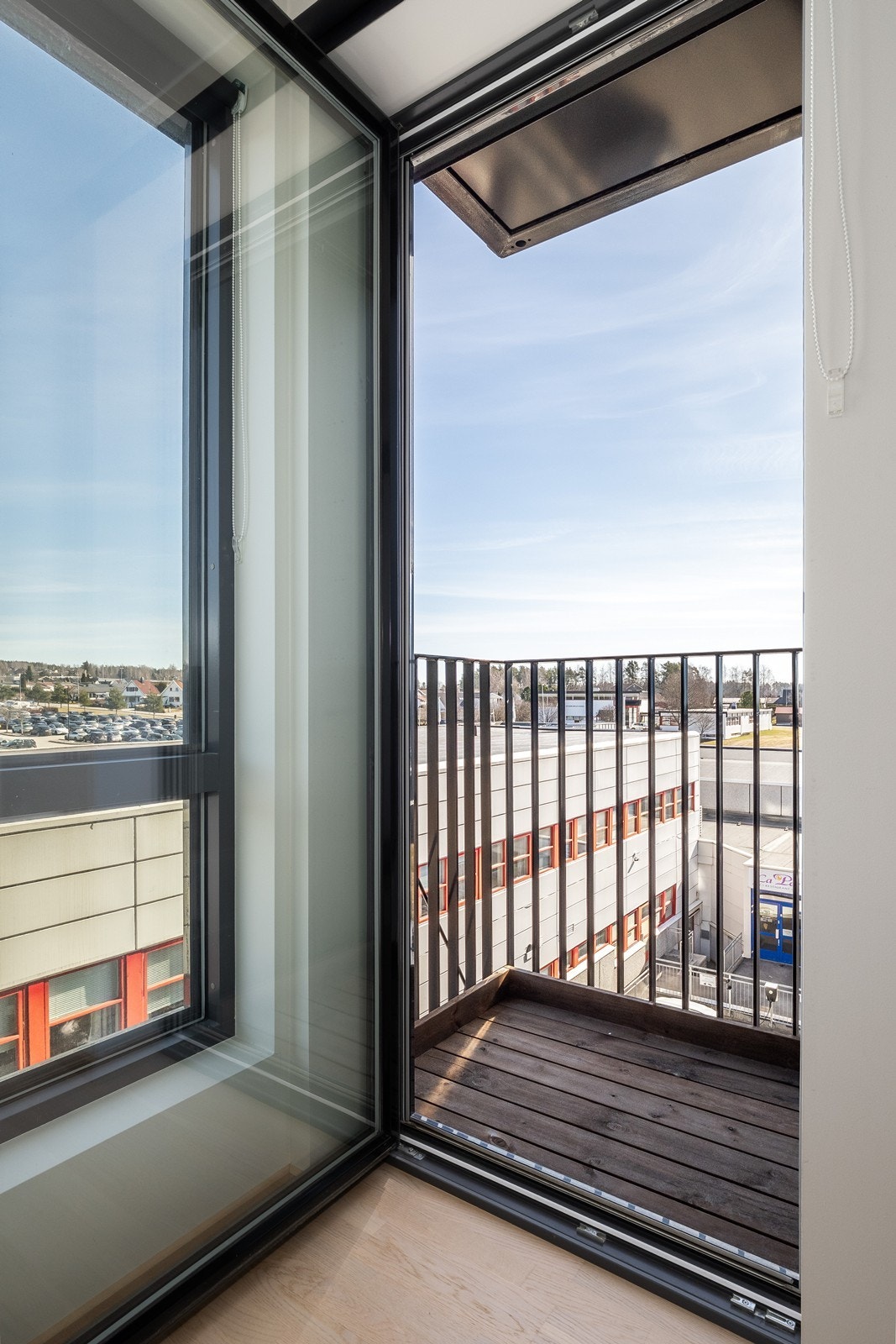 En smart skyvedør gir adkomst til soverommet og bidrar til en arealeffektiv løsning. Galleribilde