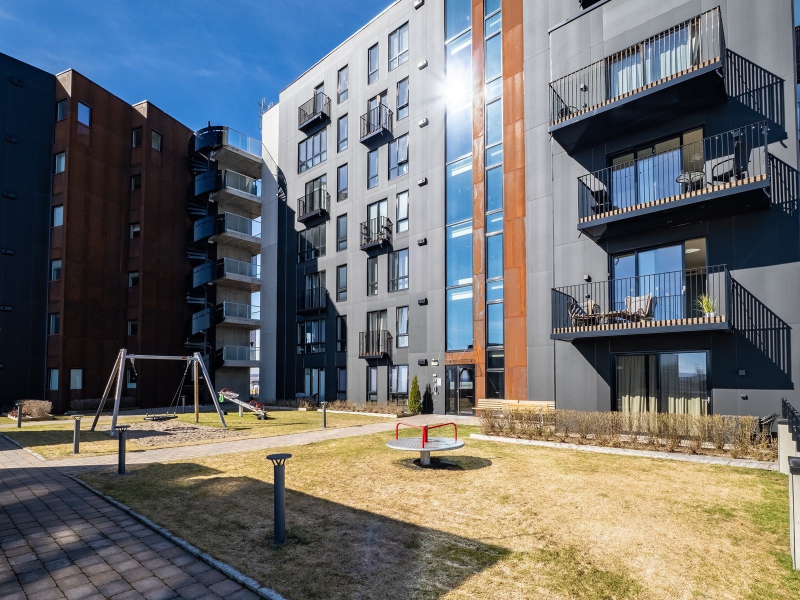 Sameiet Storhamar Torg har pent opparbeidede fellesarealer med lekeplass og sittegrupper. Galleribilde