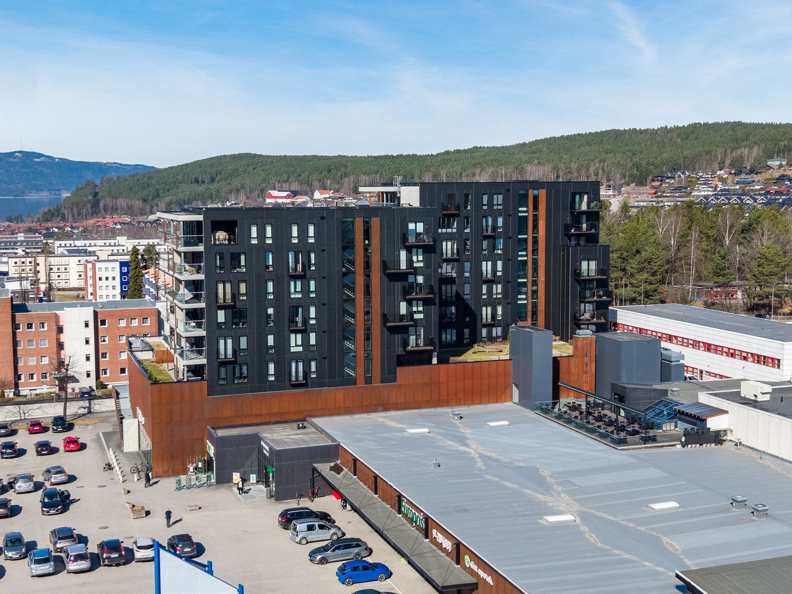 Sameiet består av 53 boligseksjoner og én næringsseksjon, med ferdigattest fra 2022. Galleribilde