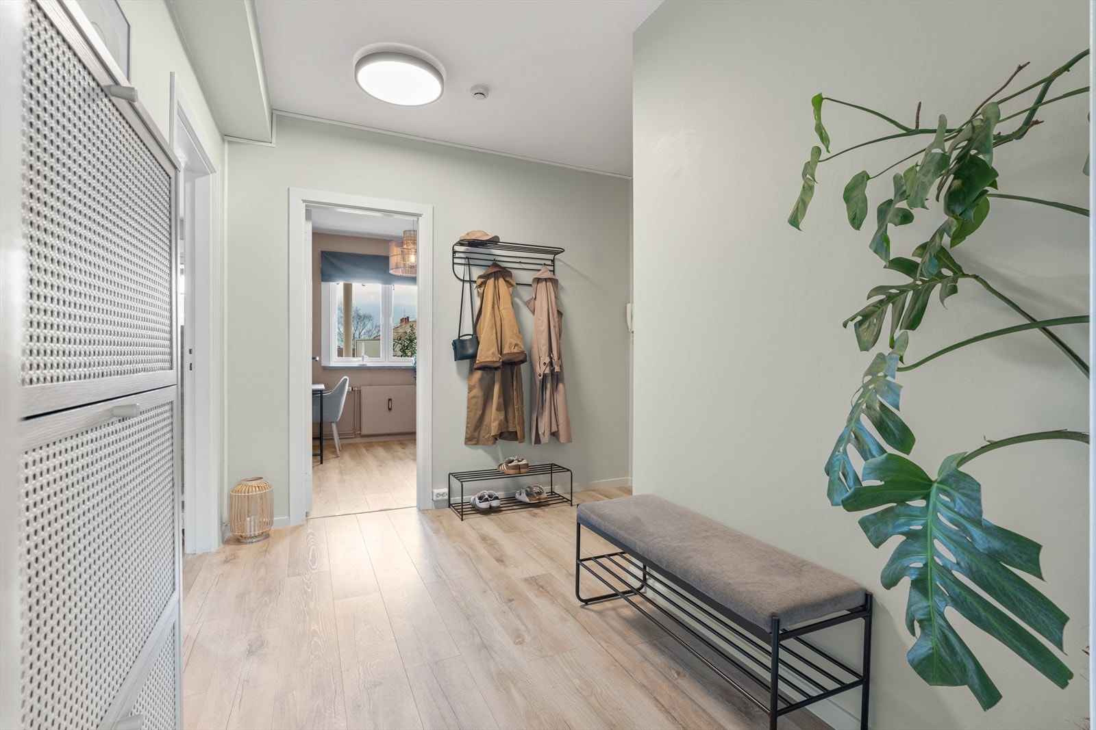 Man kommer inn i en romslig og entré med god plass til å henge fra seg ytterklær. Her er det godt å komme hjem og et hyggelig sted å ønske gjester velkommen. Galleribilde