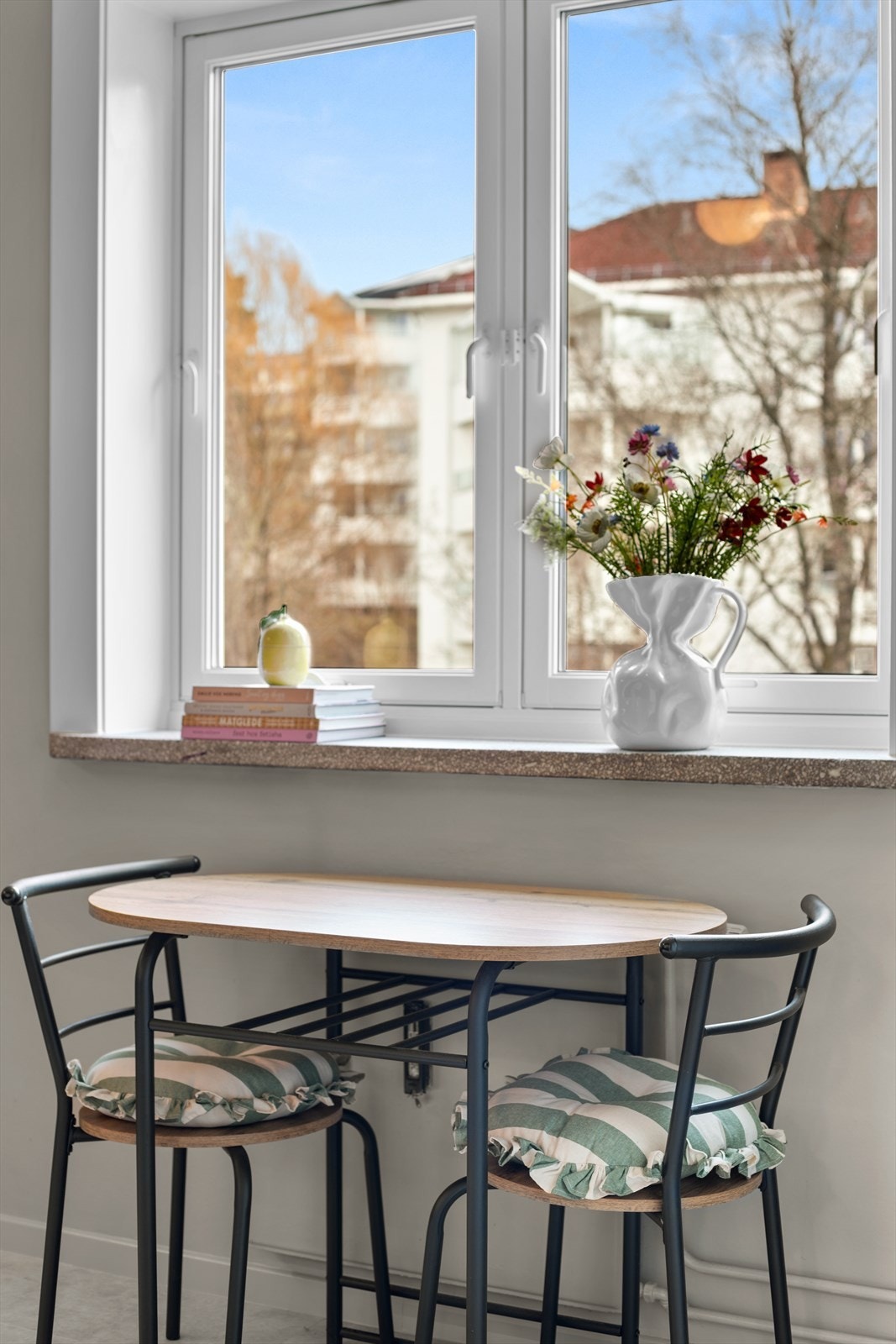 En hyggelig spiseplass ved kjøkkenvinduet for de raske måltidene. Galleribilde