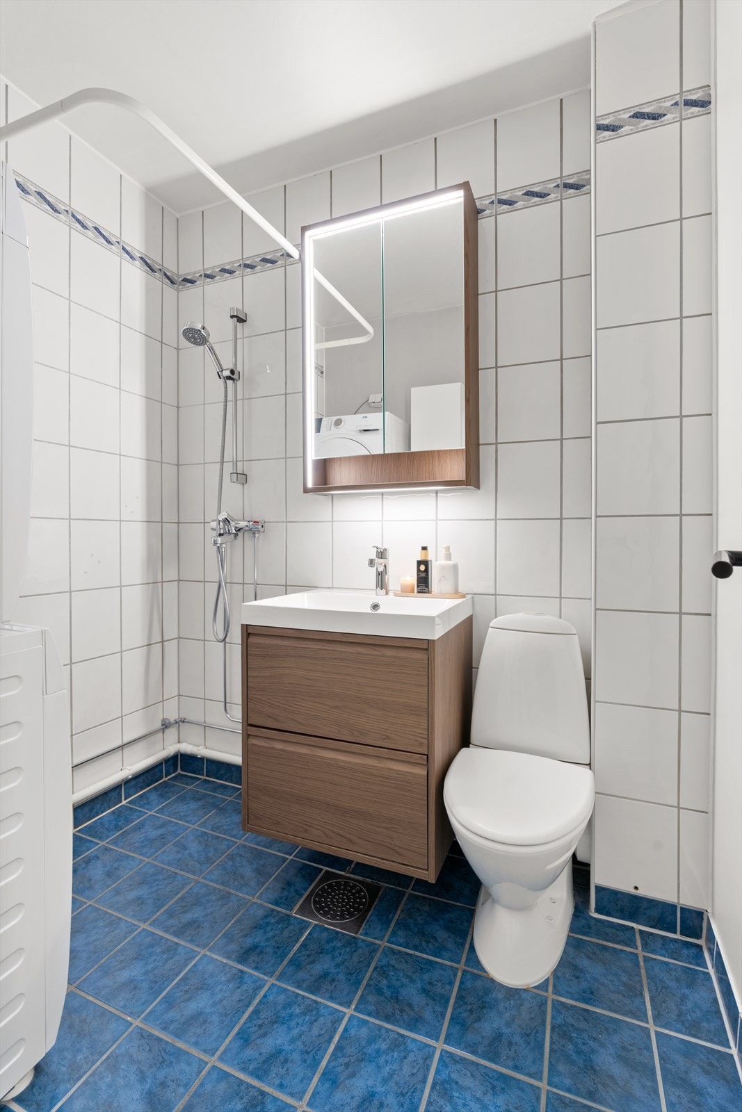 Flislagt bad med varmekabler i gulvet. Badet ble pusset opp i regi av borettslaget i 2001. Baderommet er oppgradert med ny baderomsinnredning i 2025. Galleribilde
