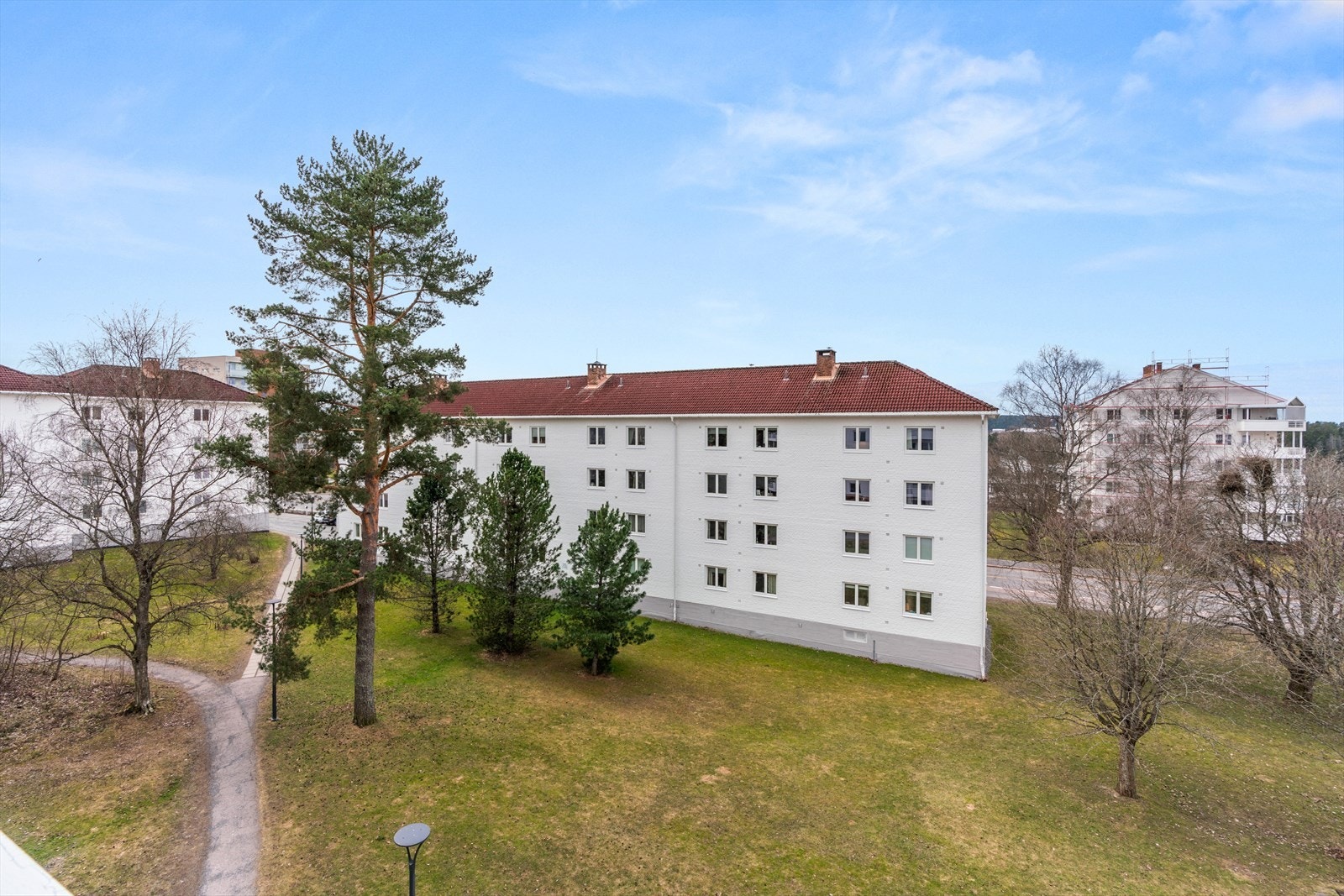 Utsikt over borettslagets grønne og velholdte fellesarealer. Galleribilde