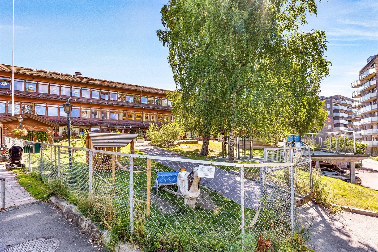 Området har et godt tilbud for barnefamilier, med Skøyenåsen skole og flere barnehager i umiddelbar nærhet. Galleribilde