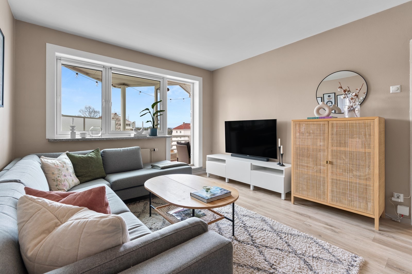 Store vindusflater fra 2019 slipper inn rikelig med dagslys. Galleribilde