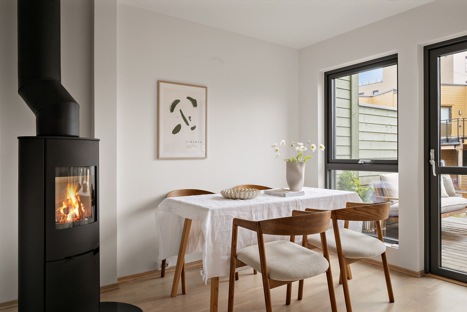 Et lyst og flott familierom med store vinduer, downlights i taket og dør ut til markterrassen, noe som gjør det enkelt å spise middagen ute. Galleribilde