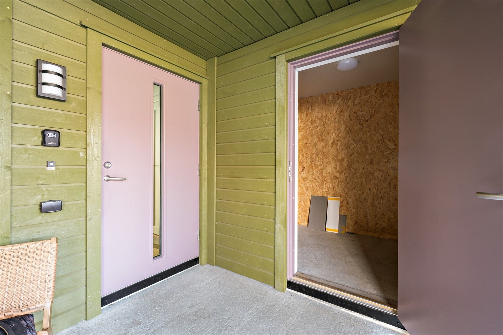Tilknyttet utebod ved inngangspartiet for praktisk oppbevaring av sesongartikler, ski o.l. Carport ved inngangsdøren. Galleribilde